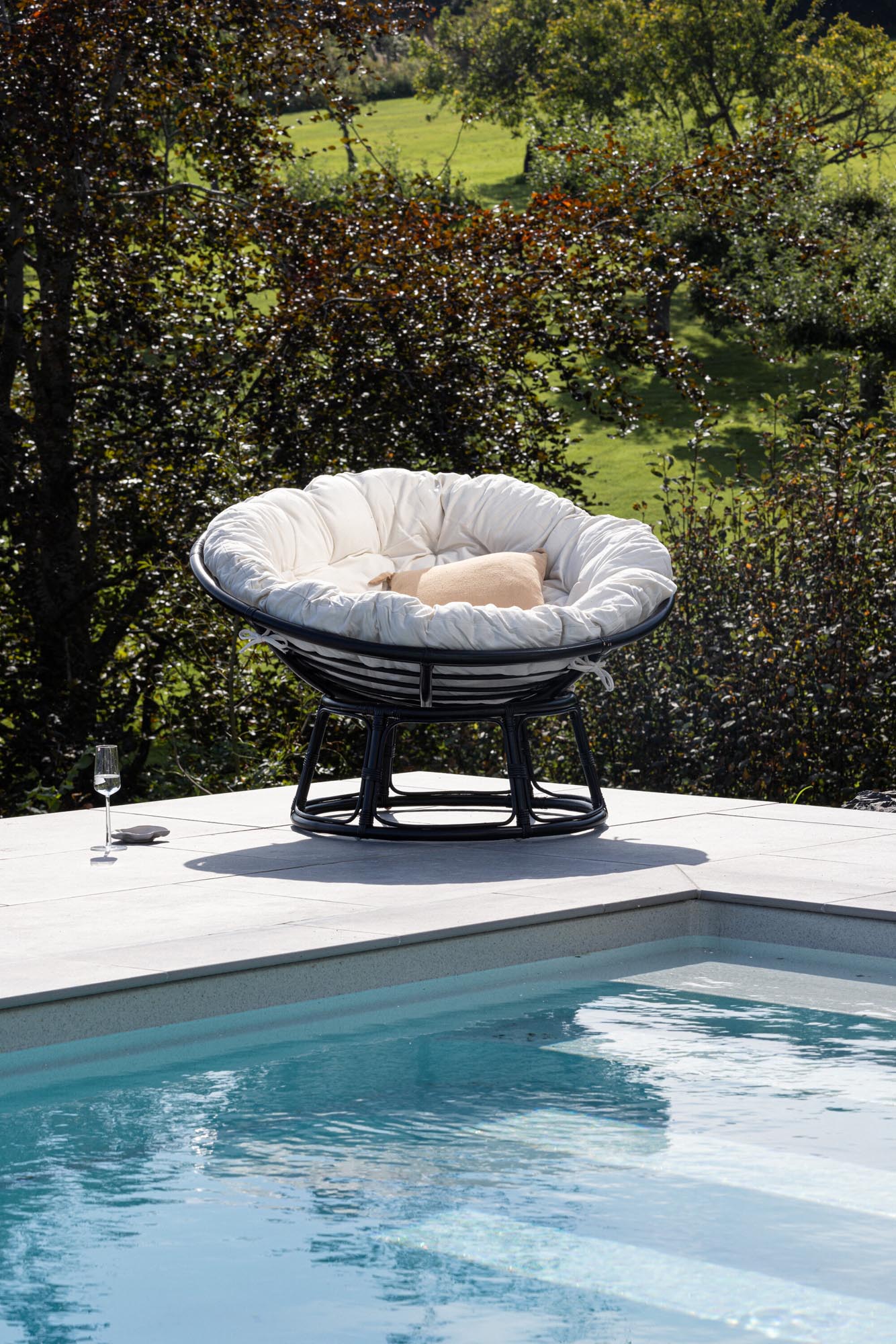 Eleganter Bonnie Loungesessel von Venture Home, komfortabel und modern, perfekt für stilvolle Wohn- oder Loungebereiche.