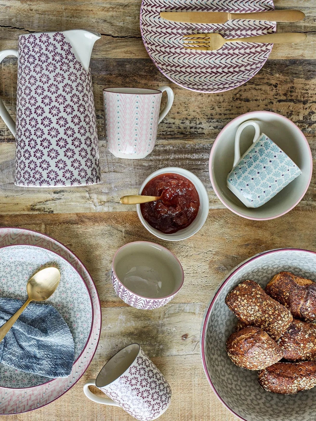 Maya Teller in Violett: Handgefertigtes Steingut von Bloomingville.