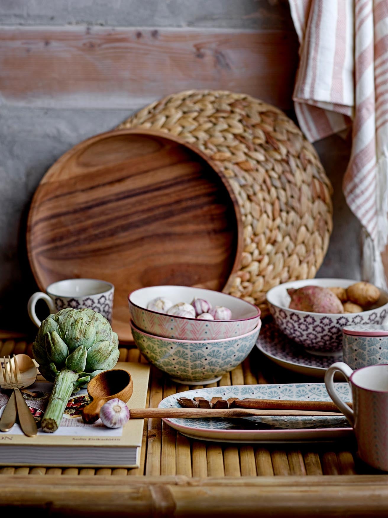 Violetter Maya Becher von Bloomingville aus robustem Steingut. Ideal für jeden Anlass, vereint skandinavisches Design mit Funktionalität.