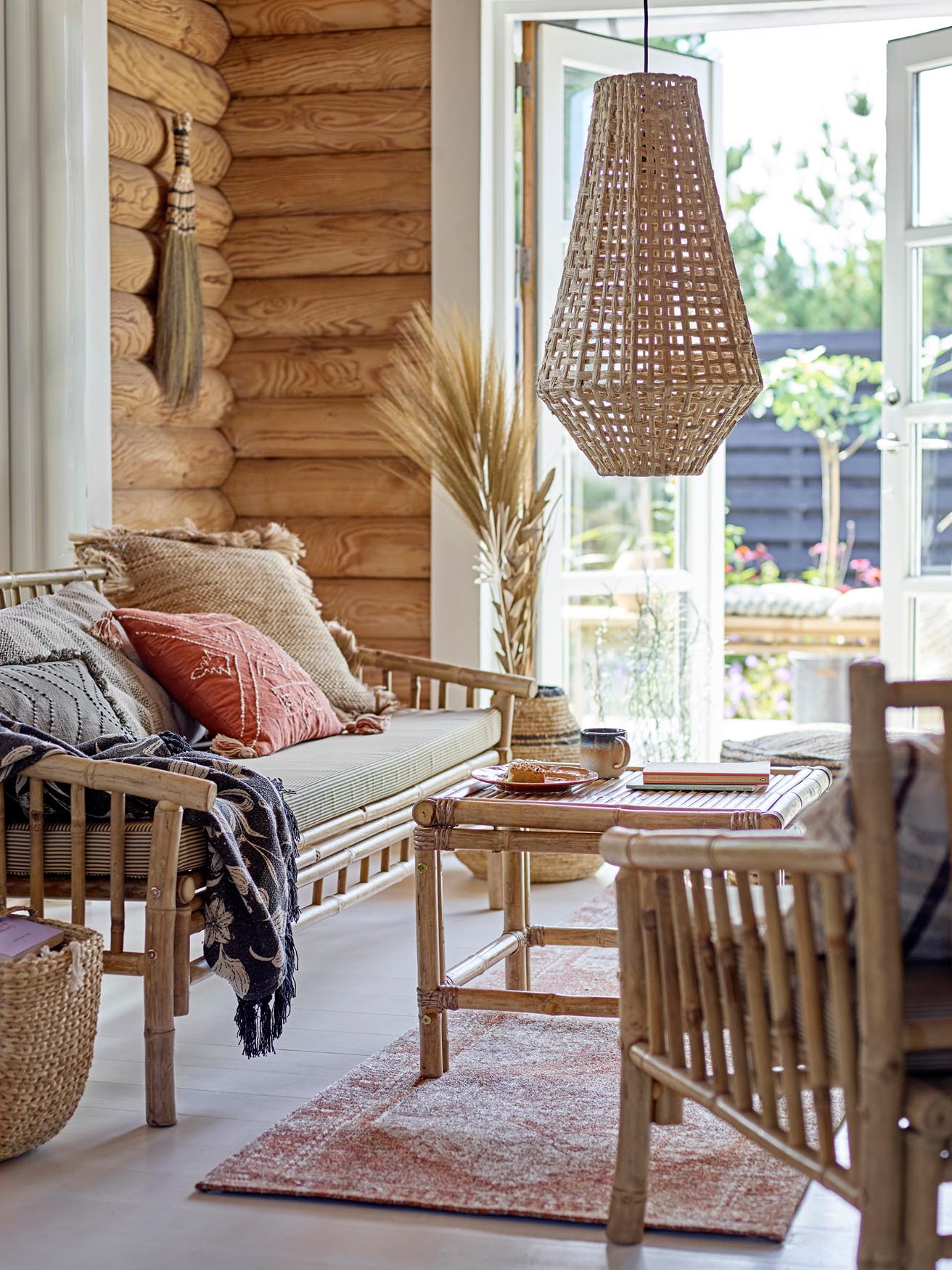 Stilvoller Loungesessel aus Bambus in natürlicher Optik von Bloomingville, perfekt für moderne und gemütliche Wohnbereiche.