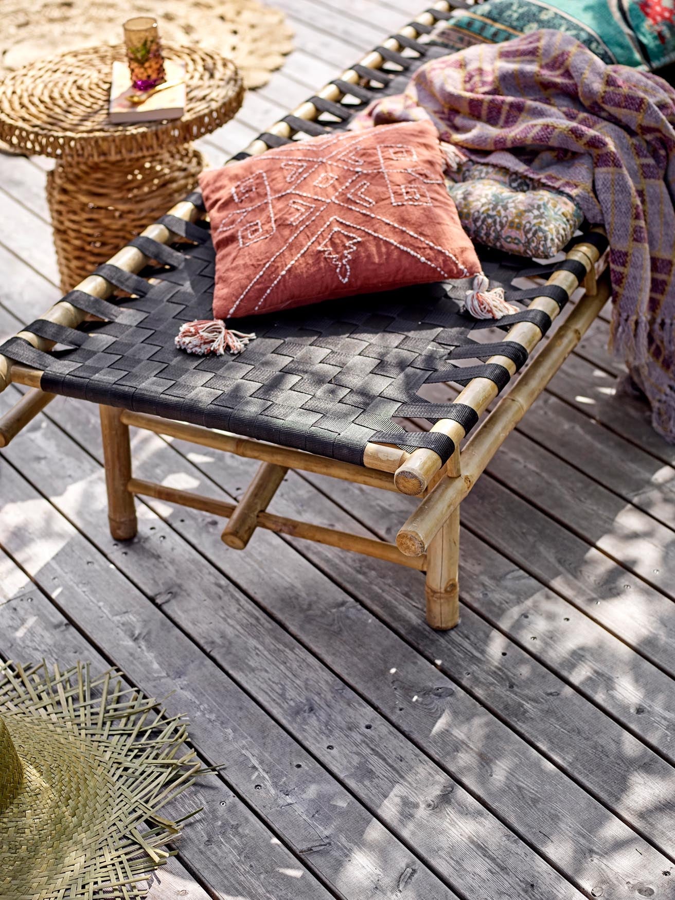 Das Vida Tagesbett aus schwarzem Bambus von Bloomingville bietet stilvolles skandinavisches Design und natürliche Schönheit.