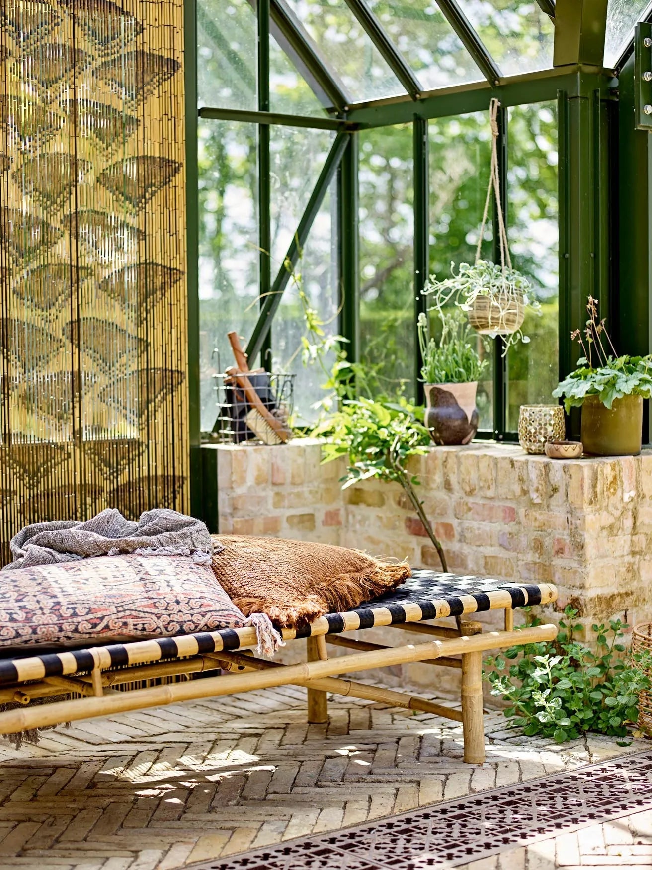 Das Vida Tagesbett von Bloomingville aus schwarzem Bambus bietet stilvolles skandinavisches Design und natürlichen Komfort.