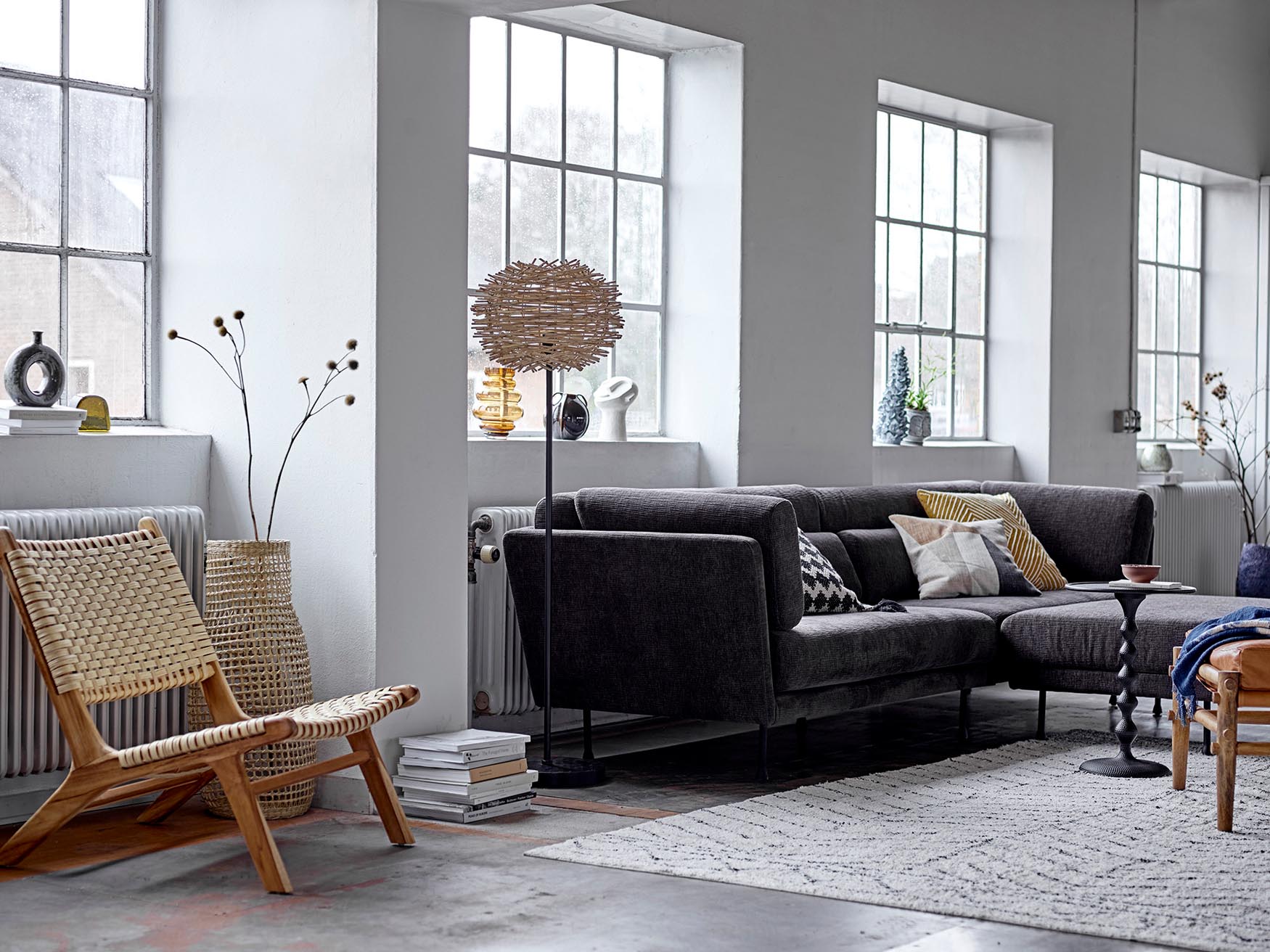 Der Oiva Teppich von Bloomingville aus Baumwolle verleiht Ihrem Zuhause mit natürlichem Design und skandinavischem Stil Wärme.