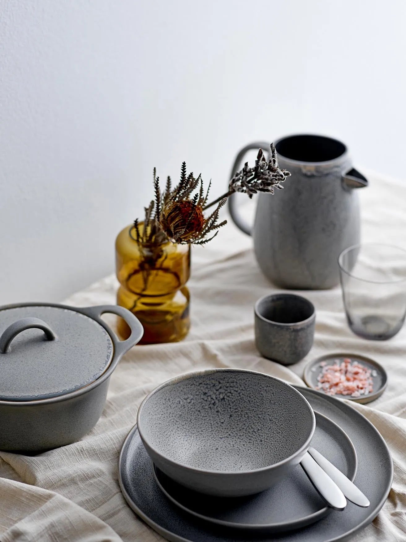 Moderner Kendra Teller aus grauem Steingut von Bloomingville.