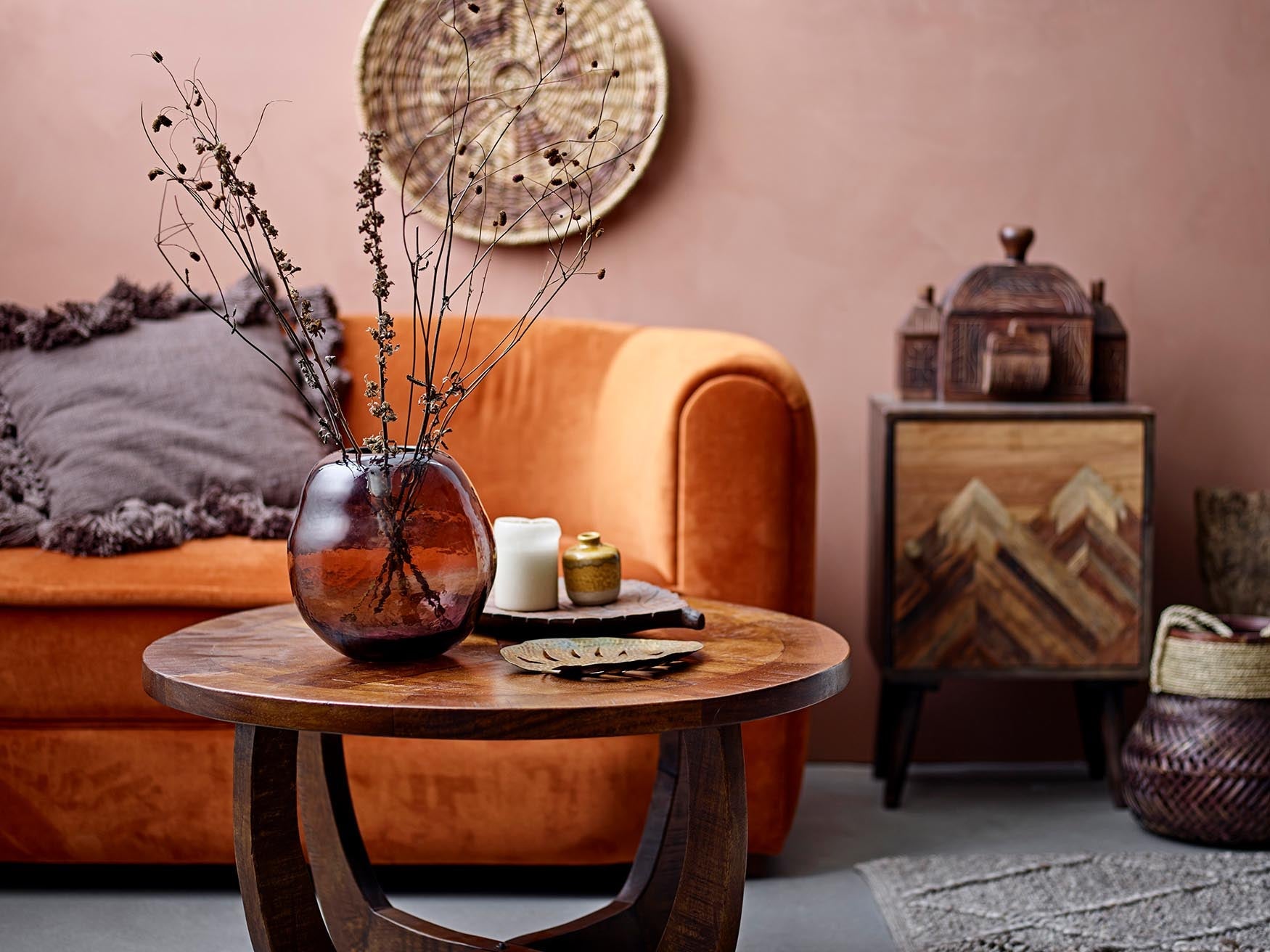 Das Malala Sofa in Braun von Creative Collection bietet stilvollen Komfort mit hochwertigem Polyesterbezug und modernem Design.