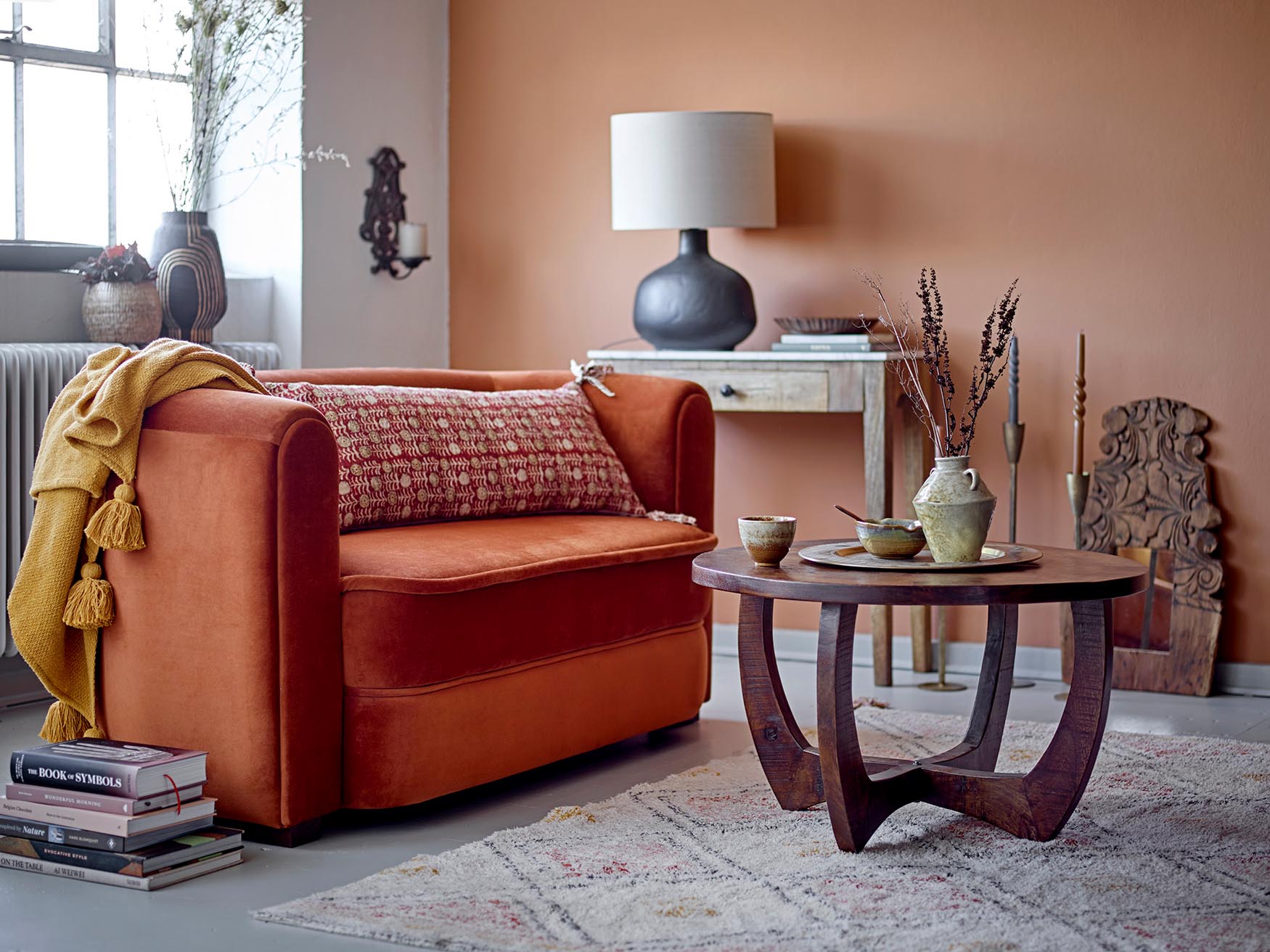 Das Malala Sofa in Braun von Creative Collection kombiniert modernes Design mit einem strapazierfähigen Polyesterbezug.