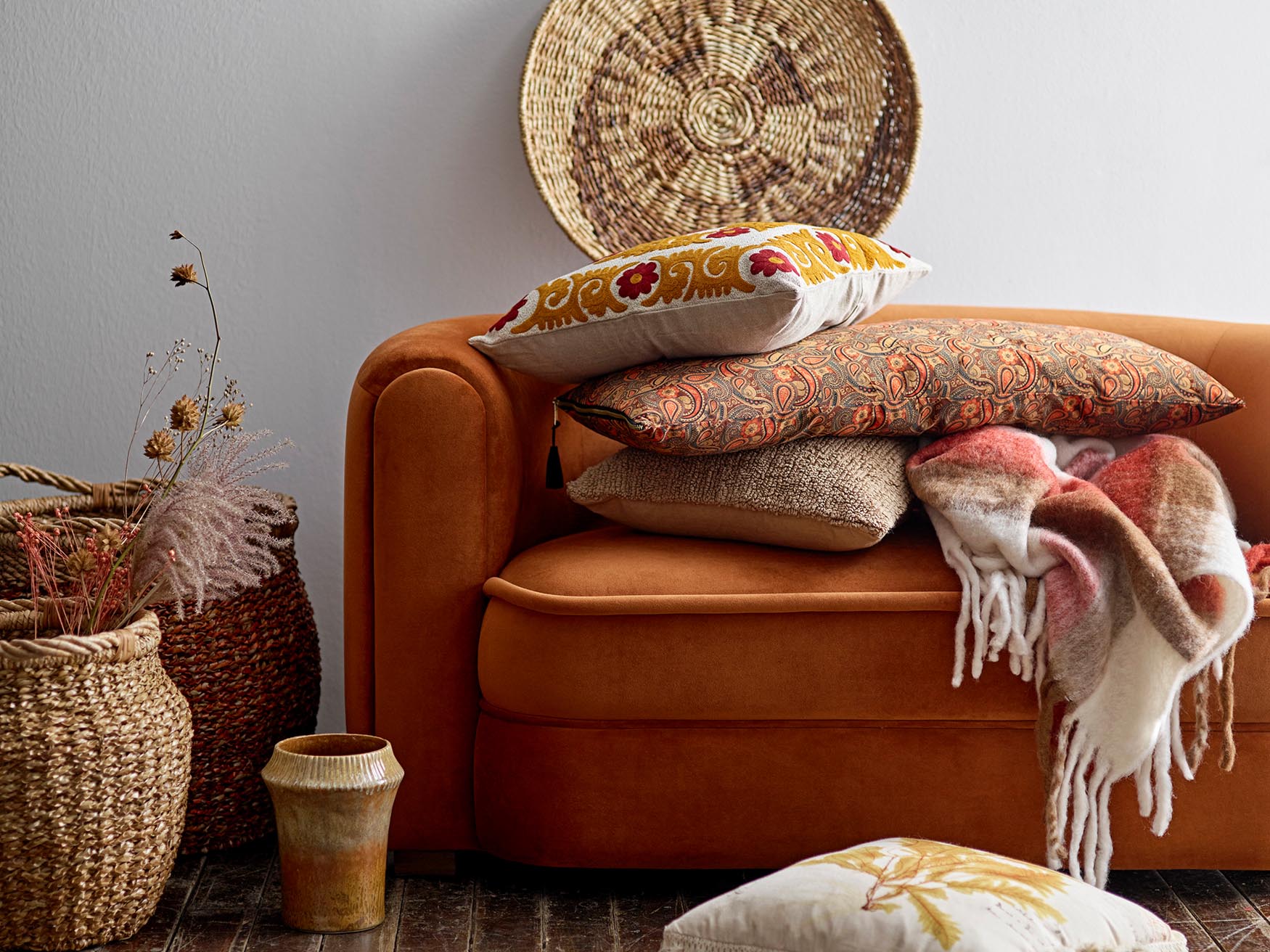 Das braune Malala Sofa von Creative Collection bietet modernes Design und Komfort mit langlebigem Polyesterbezug.