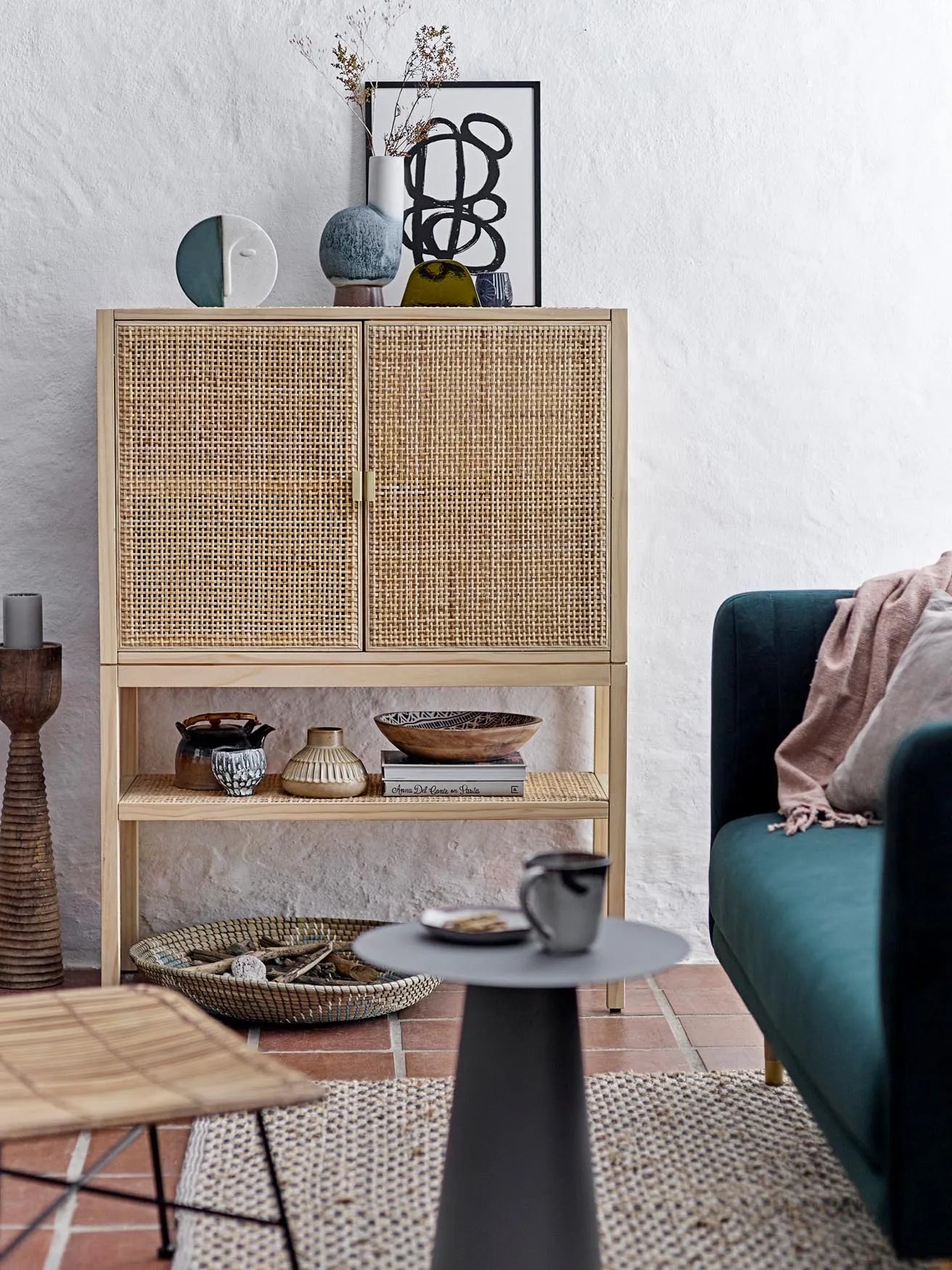 Elegantes Regal aus Kiefer und Rattan, das nordischen Stil und Funktionalität vereint. Ideal für Bücher und Deko.