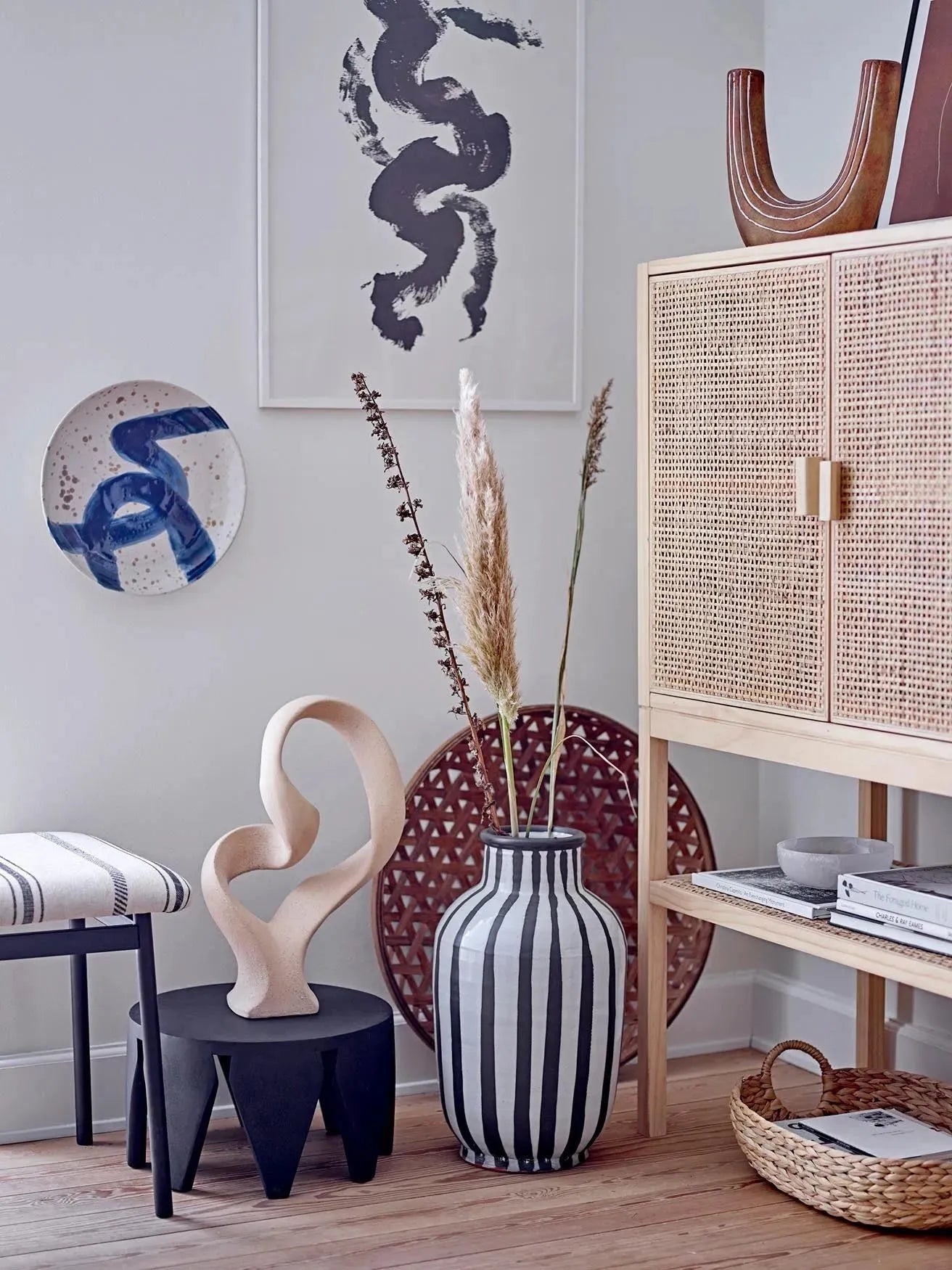Elegantes Regal aus Kiefer und Rattan, das nordischen Stil und Funktionalität vereint. Ideal für Bücher und Deko.