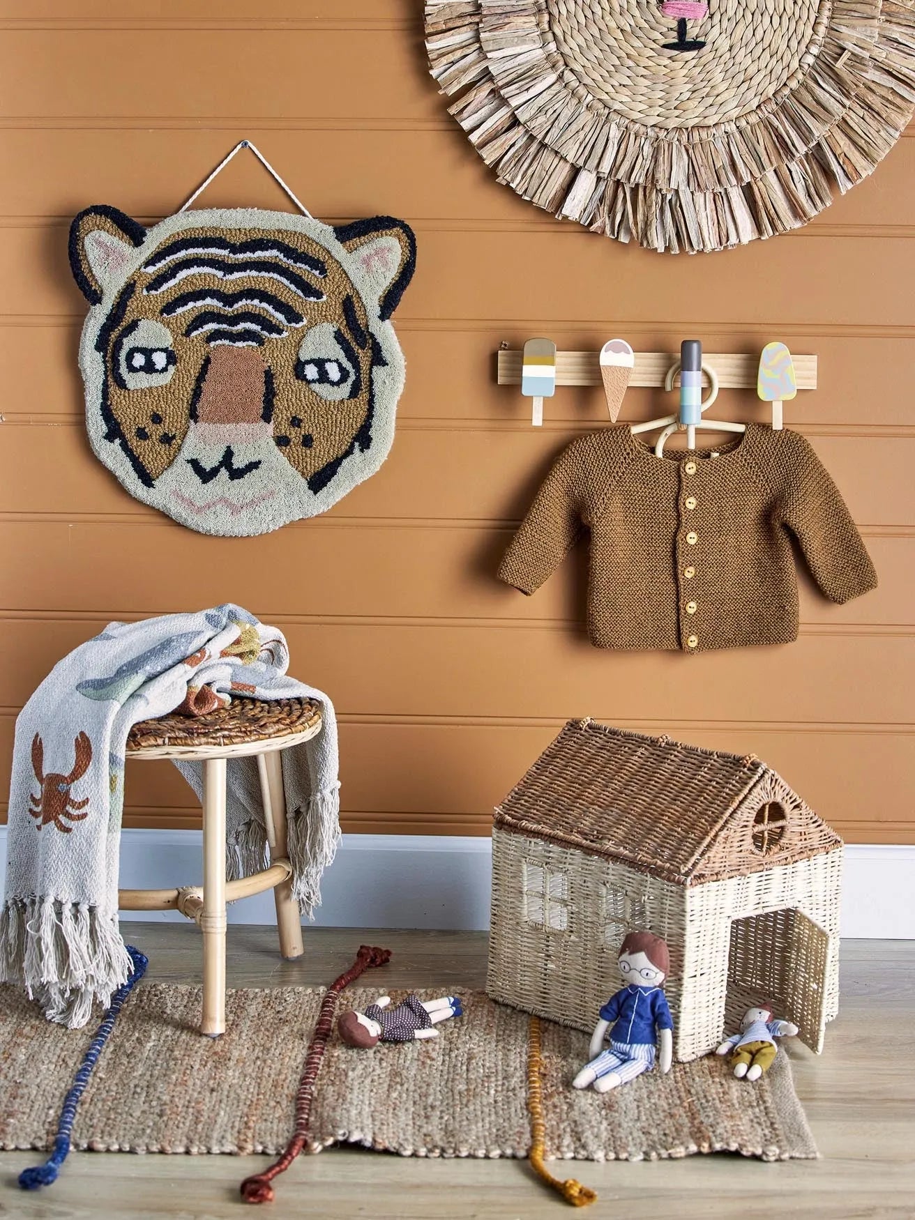 Eleganter Zyon Kleiderständer aus Buche für moderne Kinderzimmer.