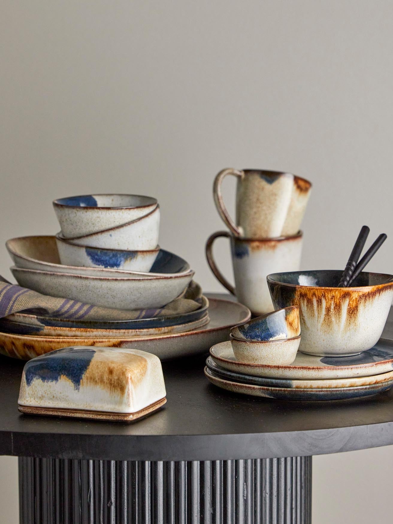 Handgefertigter Steingutbecher in Grau von Bloomingville, modern & chic.