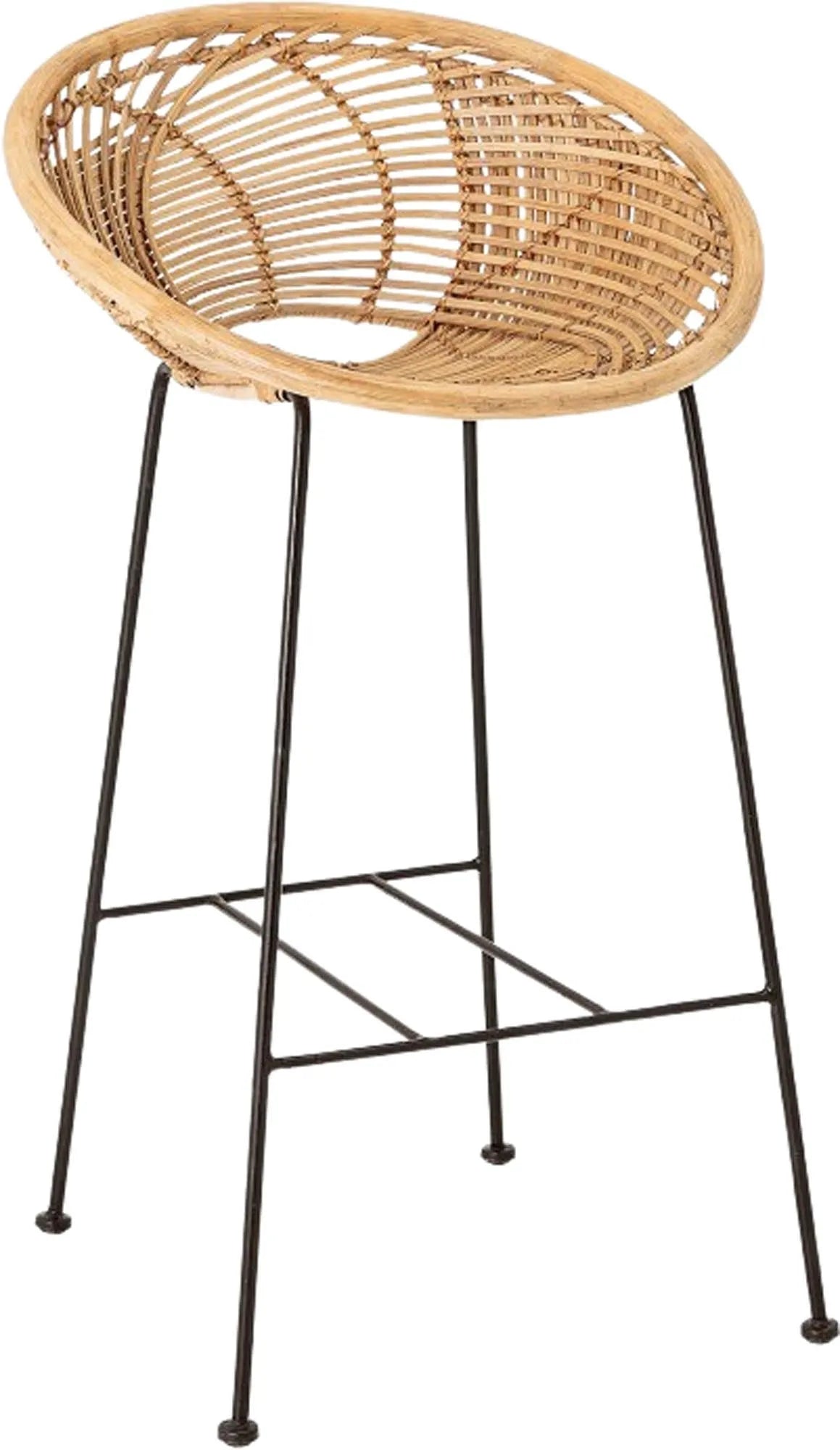 Der Yonne Barstuhl von Bloomingville besticht durch sein elegantes Rattan-Design und robuste Eisenstruktur, ideal für stilvolle Räume.