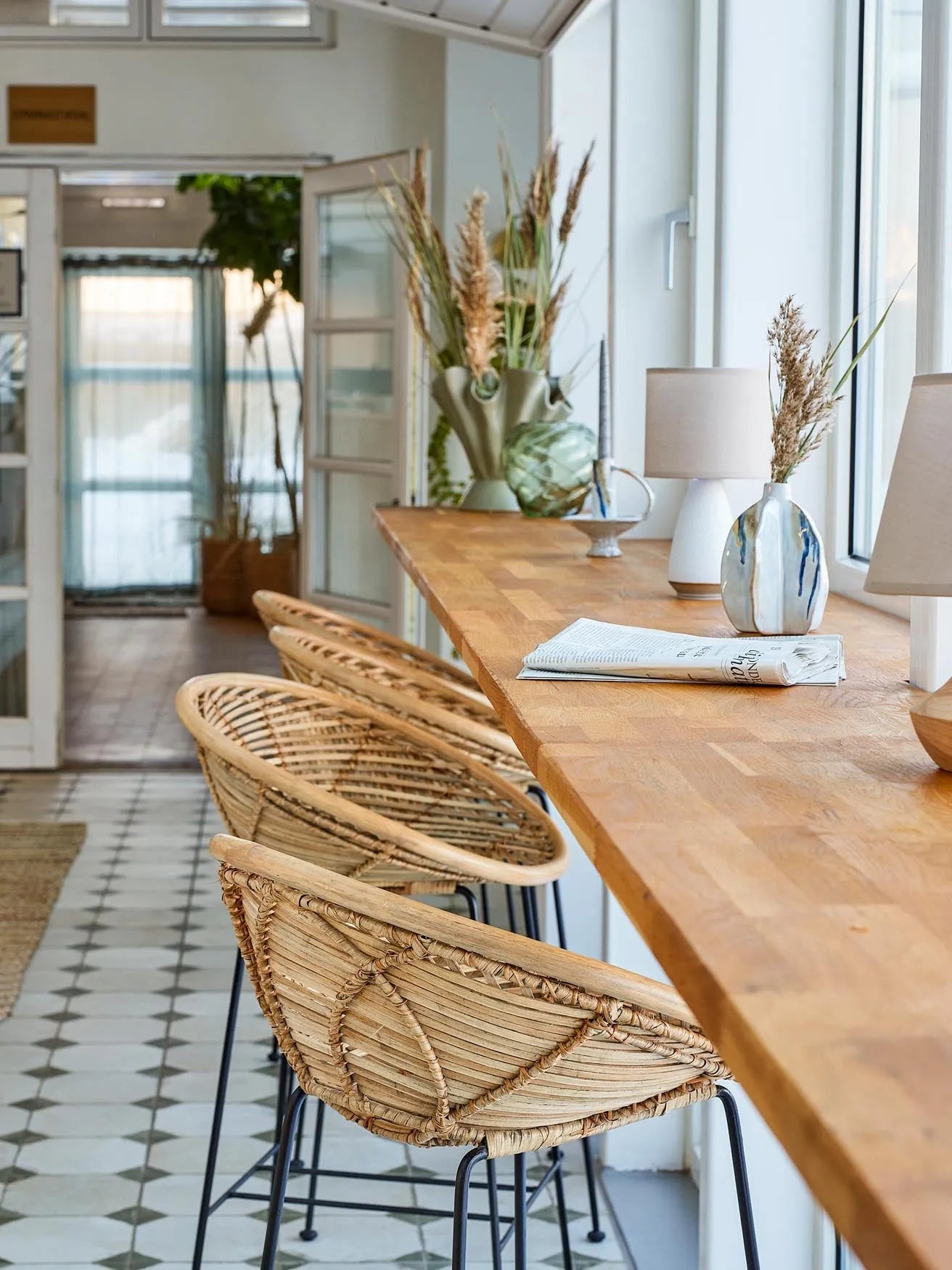 Der Yonne Barstuhl von Bloomingville besticht durch sein elegantes Rattan-Design und robuste Eisenstruktur, ideal für stilvolle Räume.