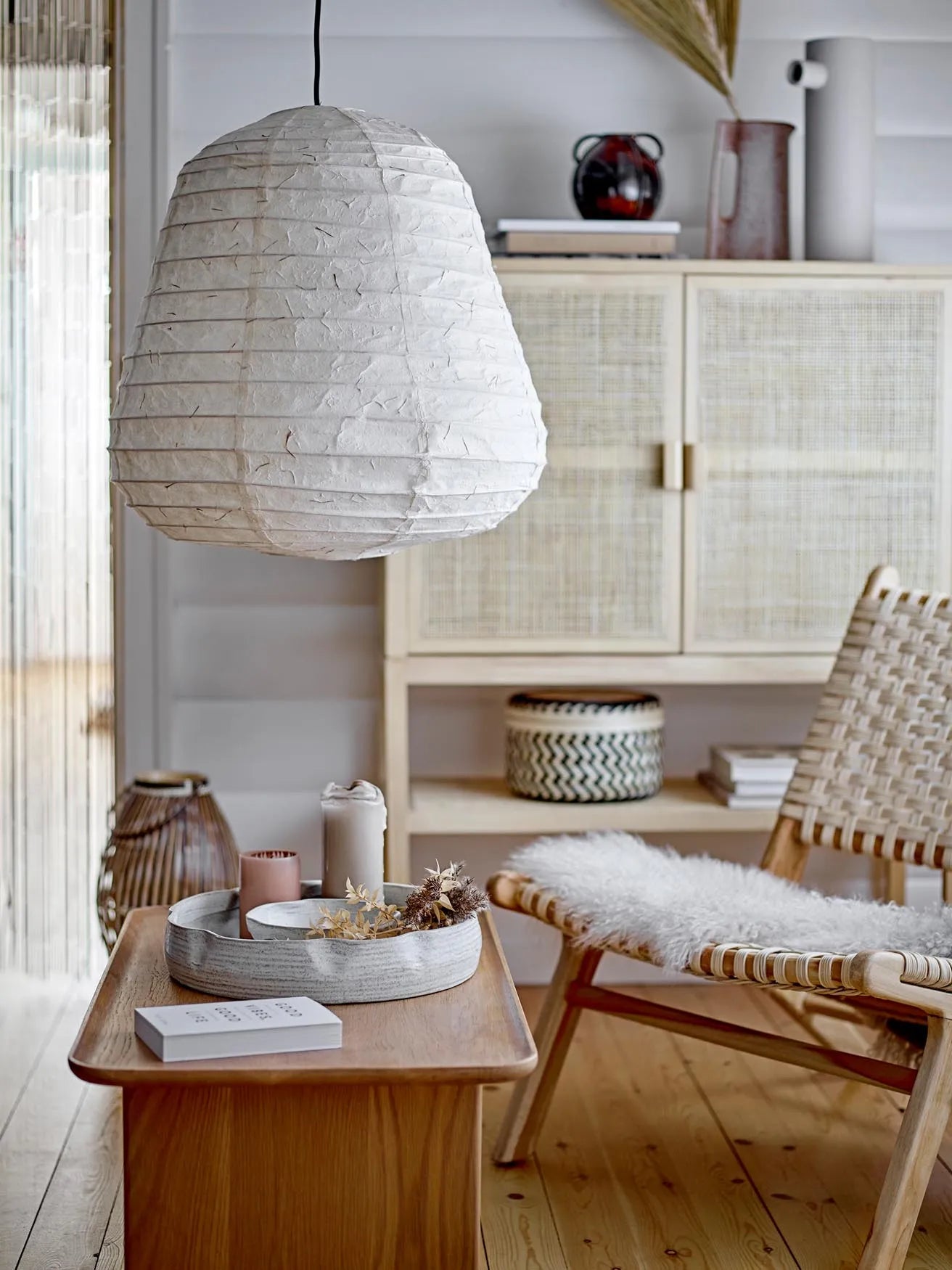 Eleganter Loungesessel aus Teak und Rattan, ideal für drinnen und draußen. Skandinavisches Design für stilvolle Entspannung.
