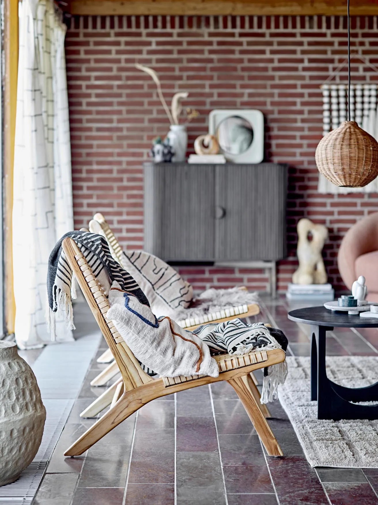Eleganter Loungesessel aus Teak und Rattan, ideal für drinnen und draußen. Skandinavisches Design für stilvolle Entspannung.