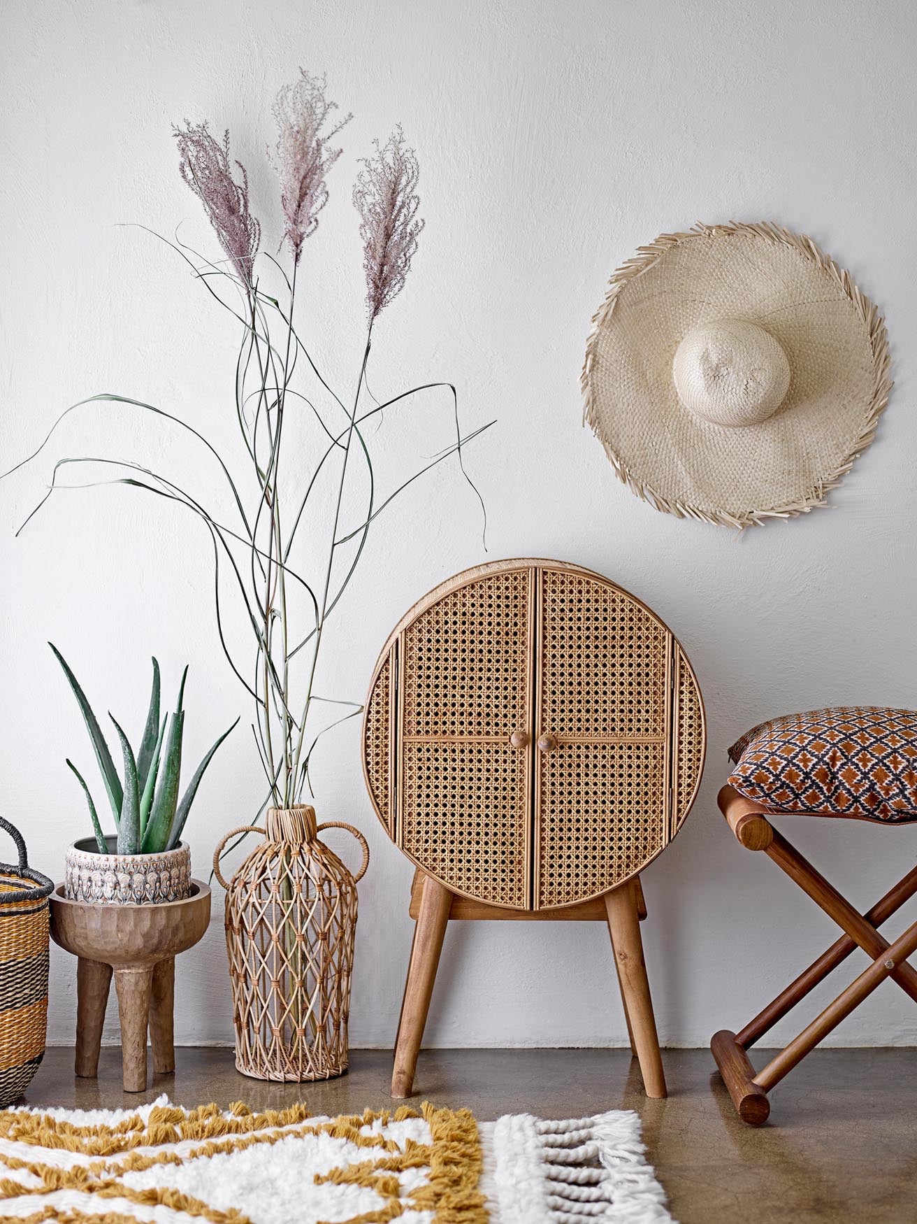 Eleganter Rattan-Schrank von Bloomingville: Funktionalität trifft auf zeitloses Design. Perfekt für jeden Raum.