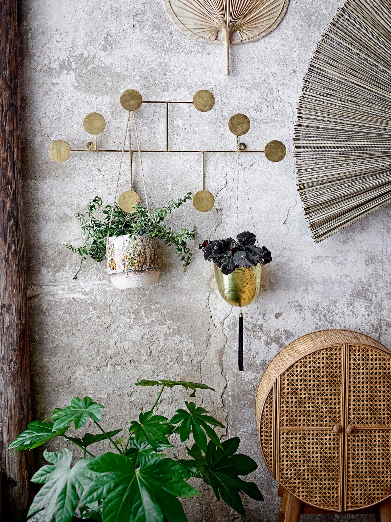 Eleganter Rattan-Schrank von Bloomingville: Funktionalität trifft auf zeitloses Design. Perfekt für jeden Raum.