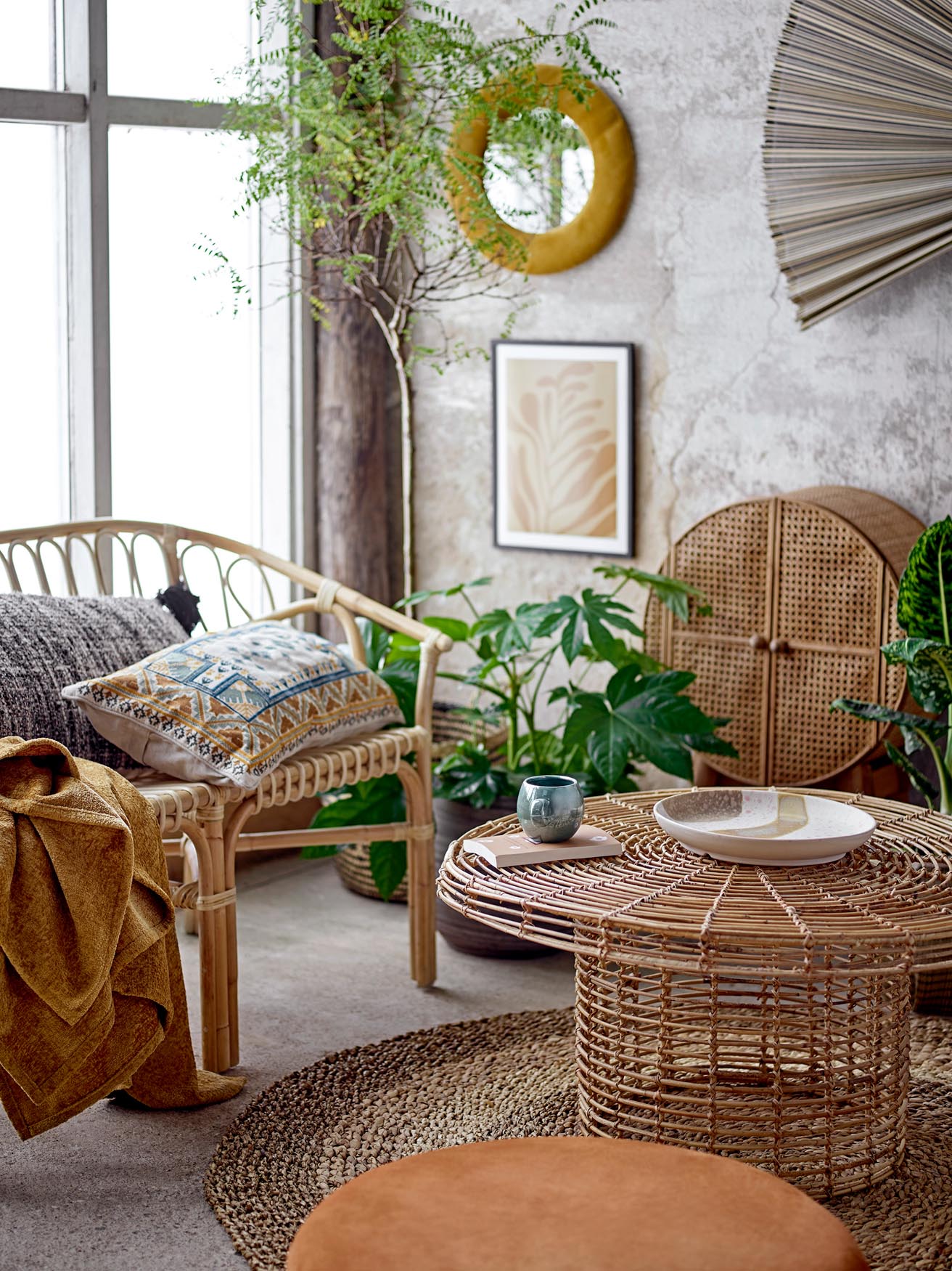 Eleganter Rattan-Schrank von Bloomingville: Funktionalität trifft auf zeitloses Design. Perfekt für jeden Raum.