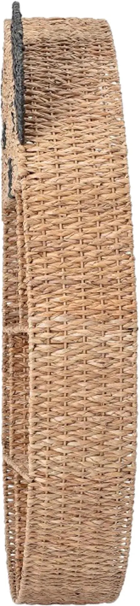 Ein charmantes Regal aus Bankuan-Gras und Rattan, ideal für Kinderzimmer, bietet Platz für Bücher und Spielzeug.