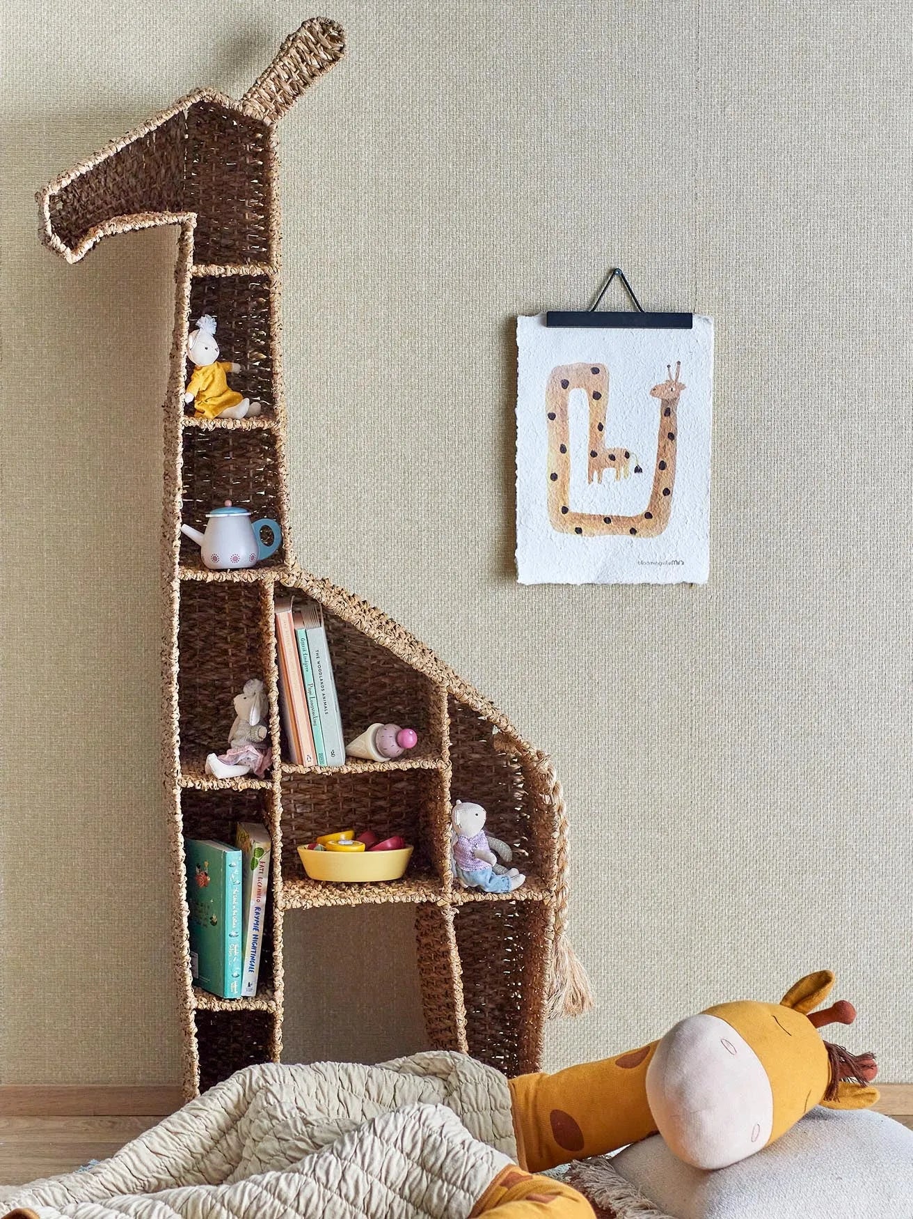 Elegantes Kalu Regal aus Bankuan-Gras: Skandinavisches Design für Kinderzimmer, ideal für Bücher und Spielzeug.