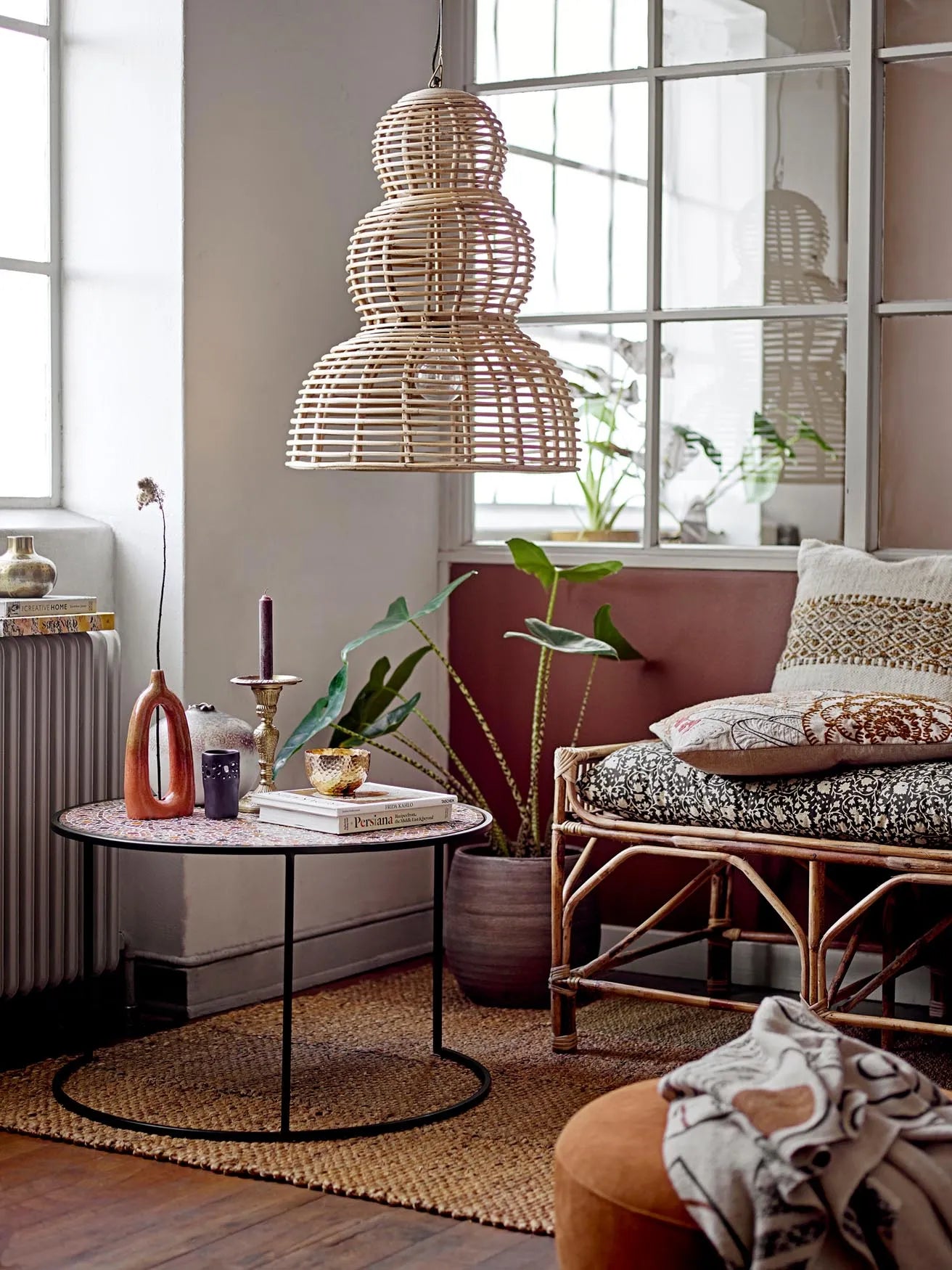 Die Pammi Bank von Bloomingville aus natürlichem Rohrstock ist ein stilvolles Möbelstück mit skandinavischem Design.