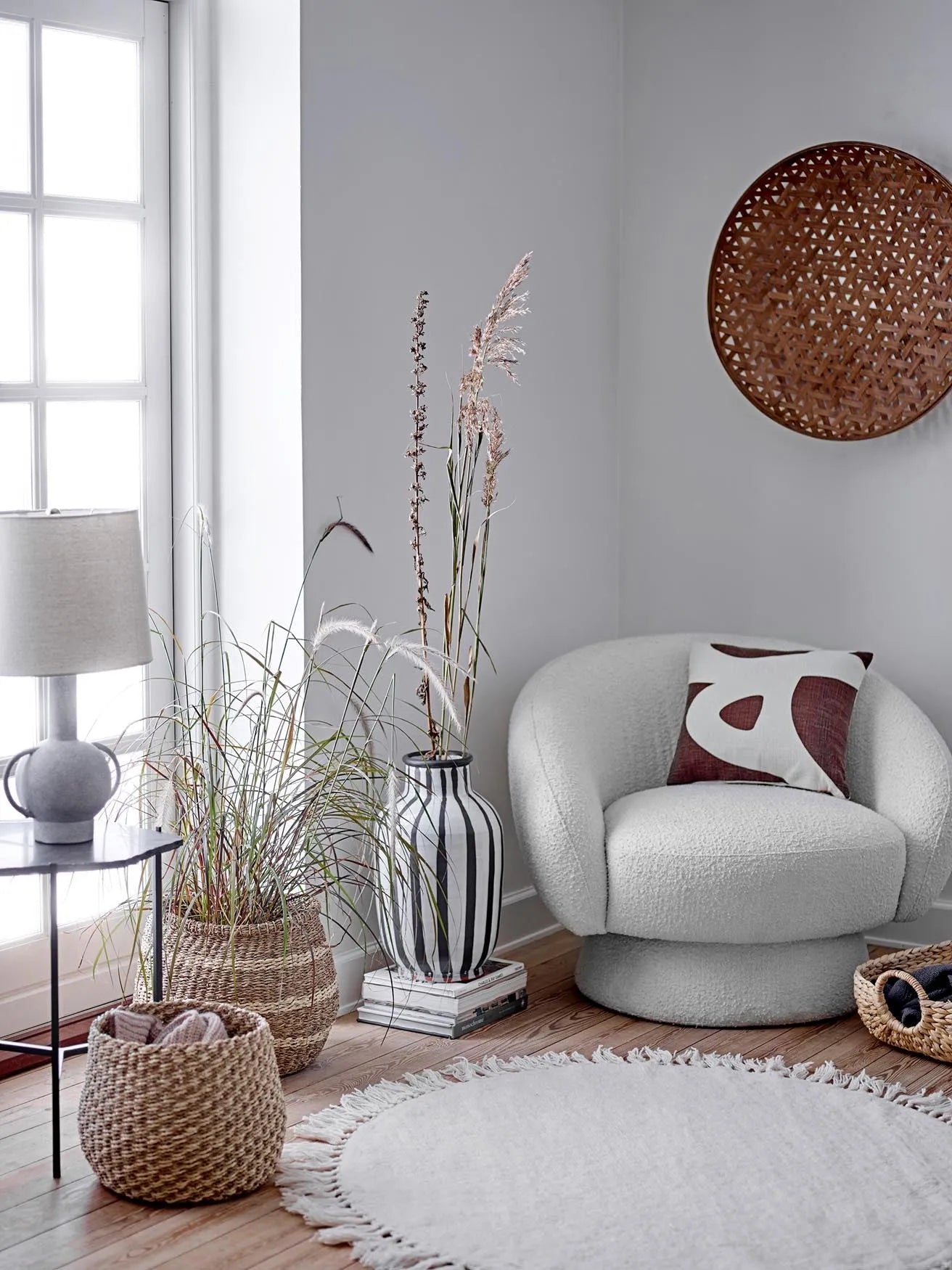 Eleganter, weißer Loungesessel aus nachhaltigem Material, ideal für stilvolle, moderne Räume. Komfortabel und platzsparend.