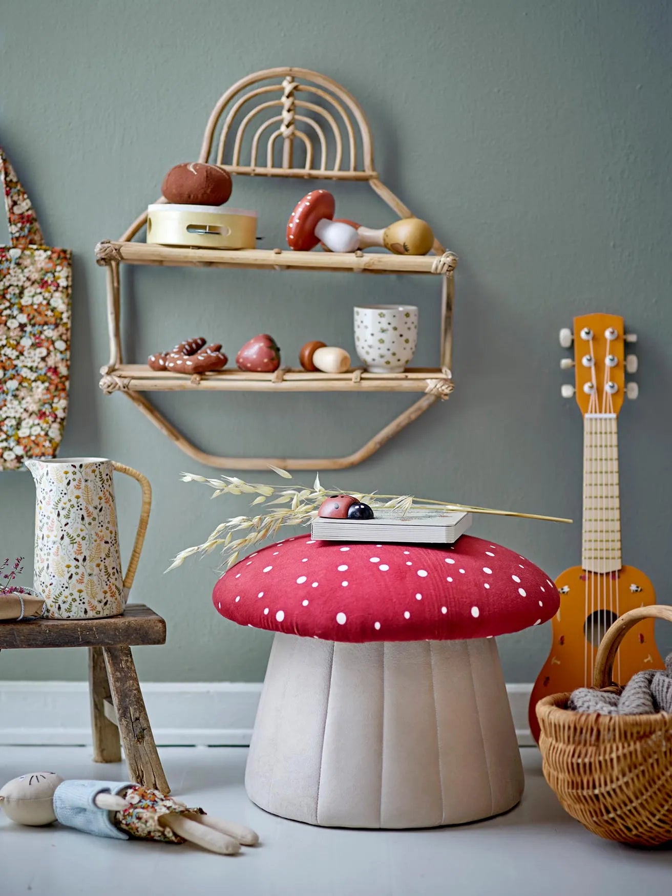 Lue Pouf Rot: Bequemer, robuster Sitz für Kinder von Bloomingville.