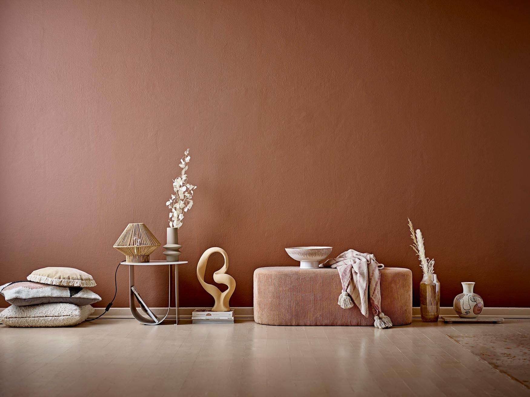 Irini Vase: Minimalistische Ästhetik in weißem Steingut von Bloomingville.