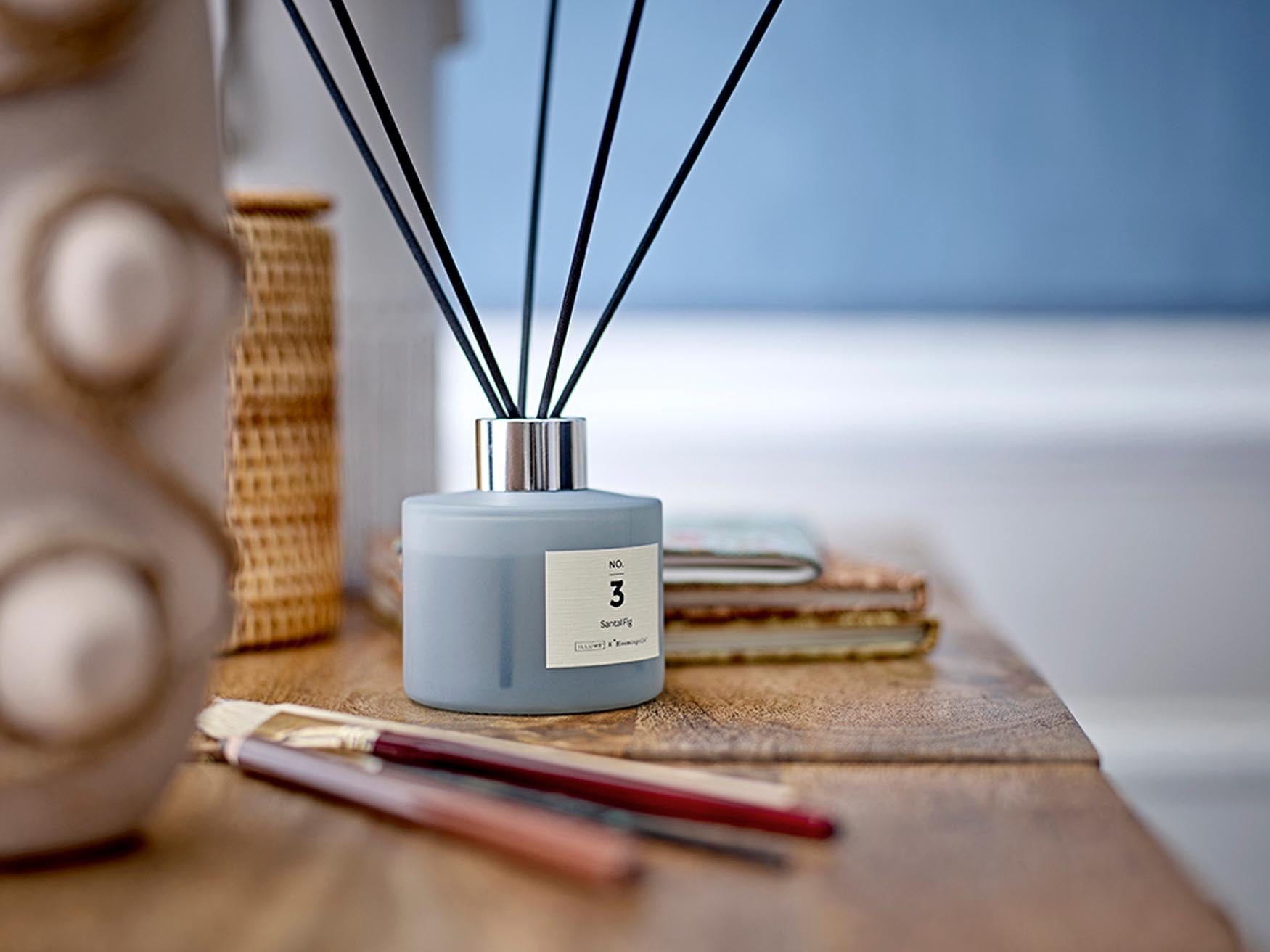 Luxuriöser Duftdiffuser in Blau mit Santal-Feigen-Aroma von Illume.