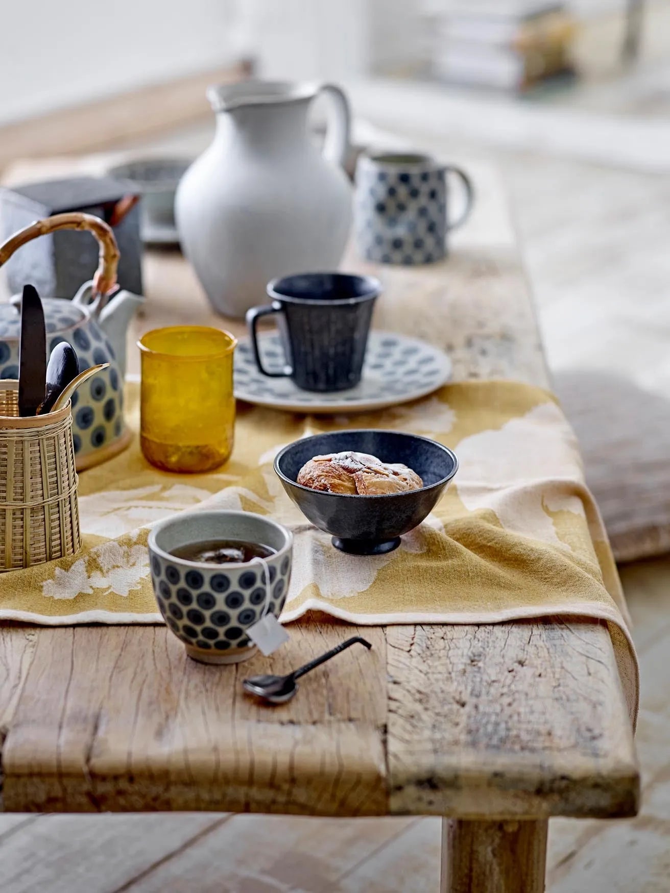Moderne Yoko Schale aus schwarzem Porzellan von Bloomingville.