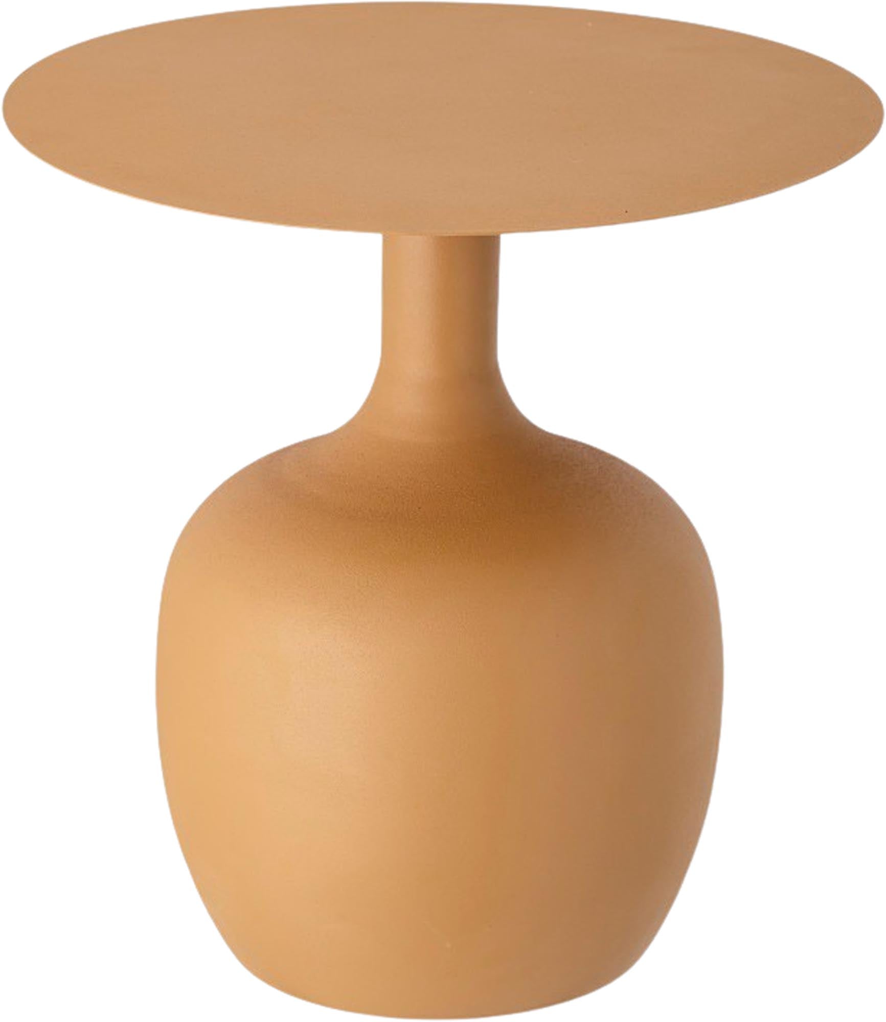 Entdecken Sie den stilvollen Ayah Beistelltisch in Gelb von Bloomingville. Robustes Metall, vielseitig einsetzbar und perfekt für jedes Zuhause.