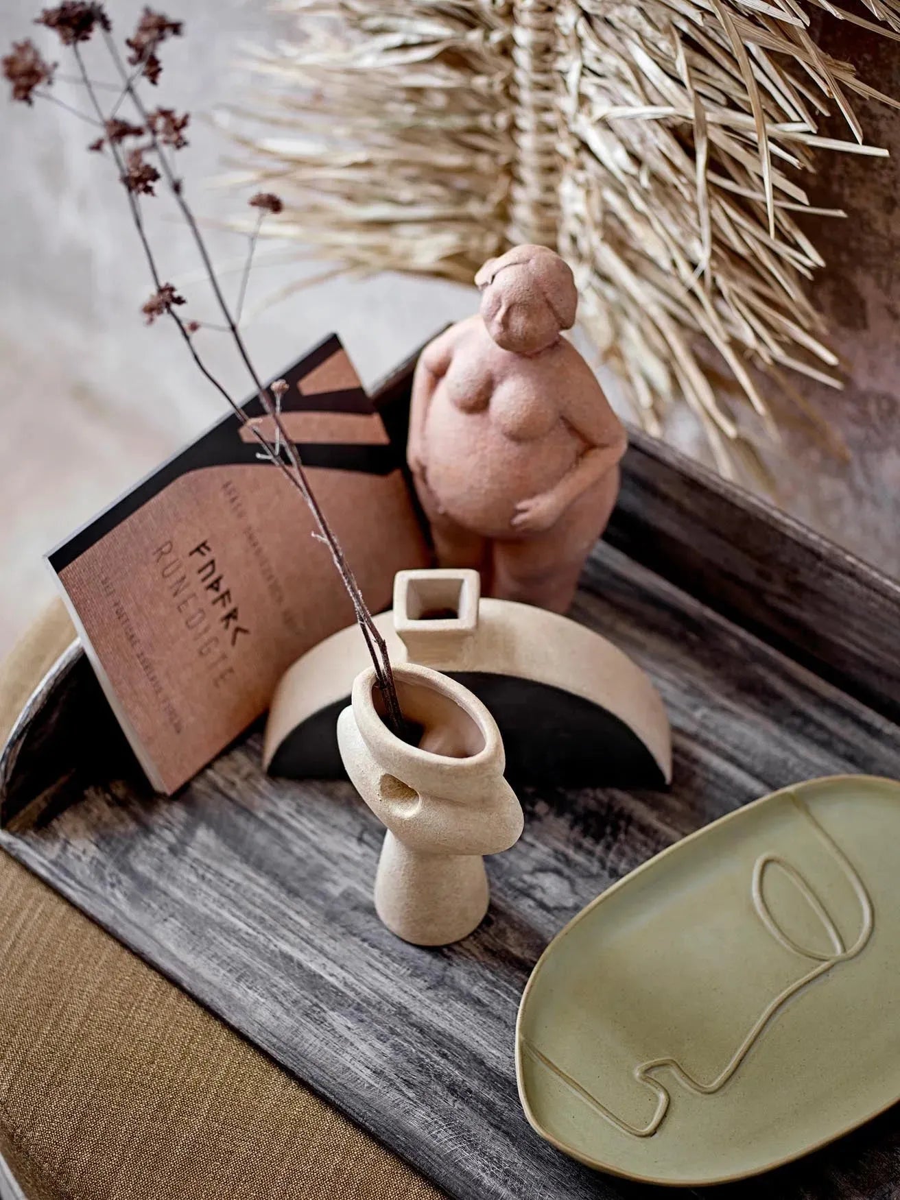 Die Nezha Vase in Schwarz aus Terracotta von Bloomingville: Ein stilvolles, handverziertes Kunstwerk für jeden Raum.