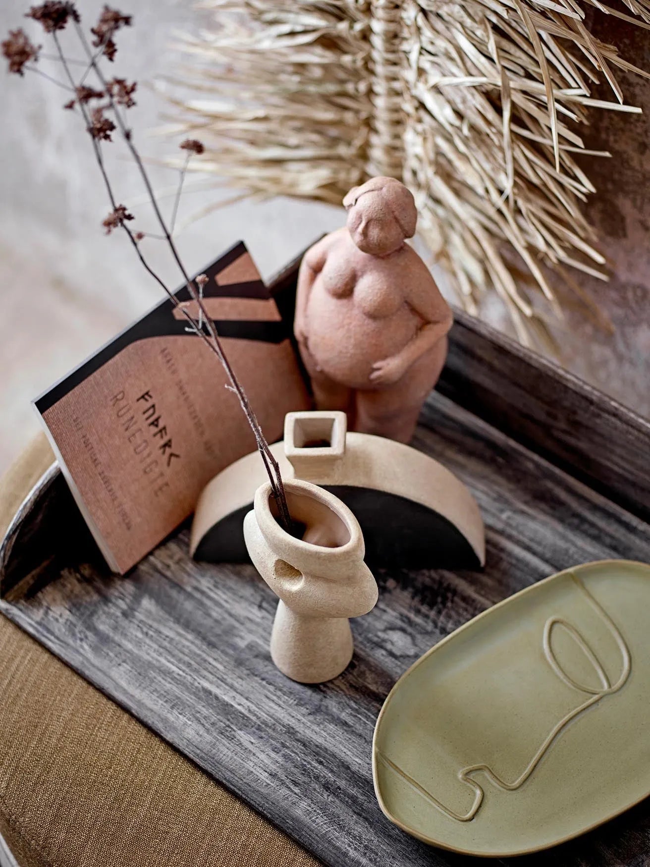 Die Nezha Vase in Schwarz aus Terracotta von Bloomingville: Ein stilvolles, handverziertes Kunstwerk für jeden Raum.