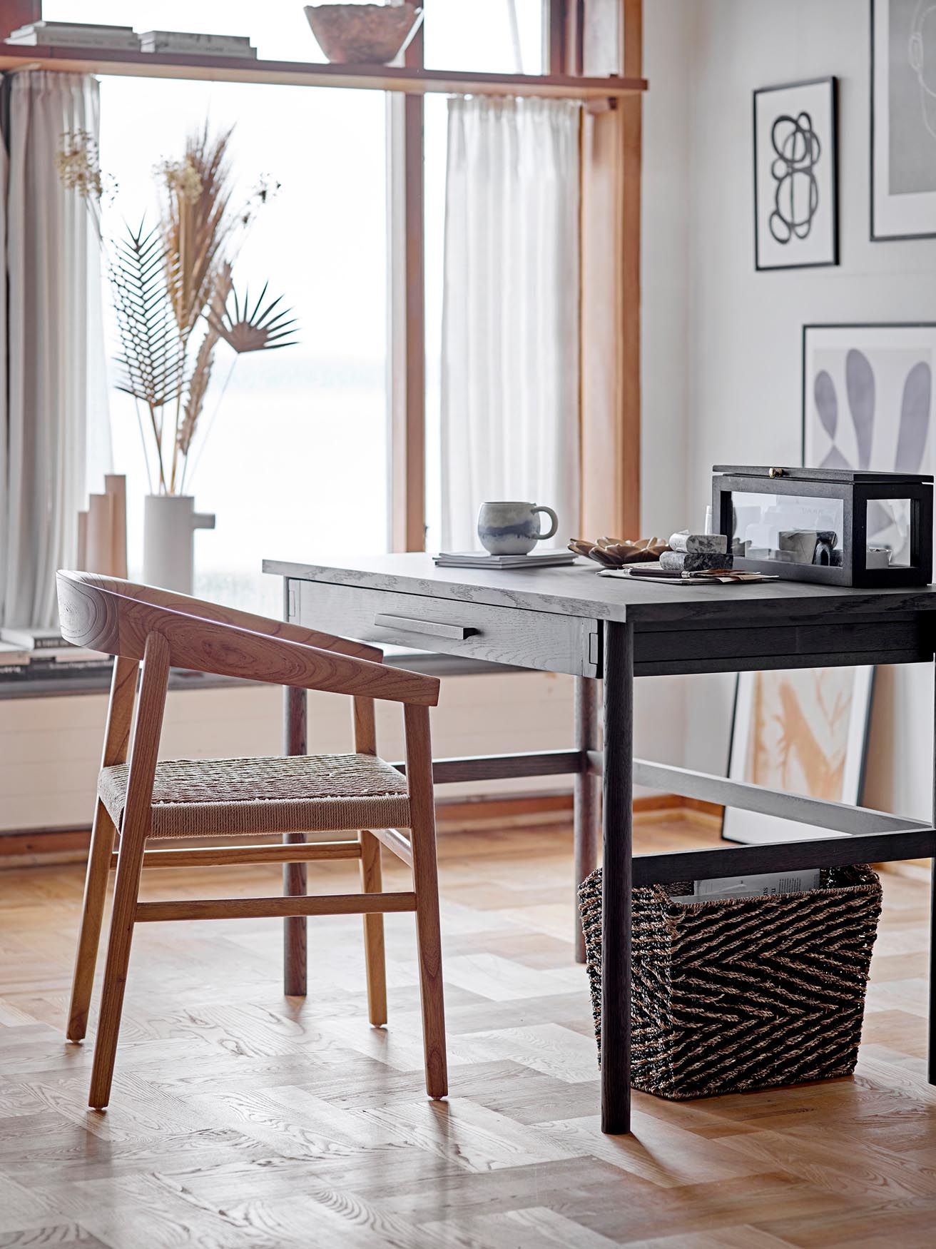 Moderner Esszimmerstuhl aus hochwertigem Eichenholz, natürliches Design, perfekt für stilvolle und komfortable Essbereiche.
