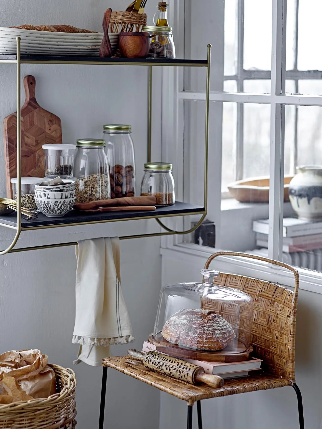 Eleganter Barstuhl aus Rattan und Metall, der Komfort und Stil in Ihre Küche oder Bar bringt.