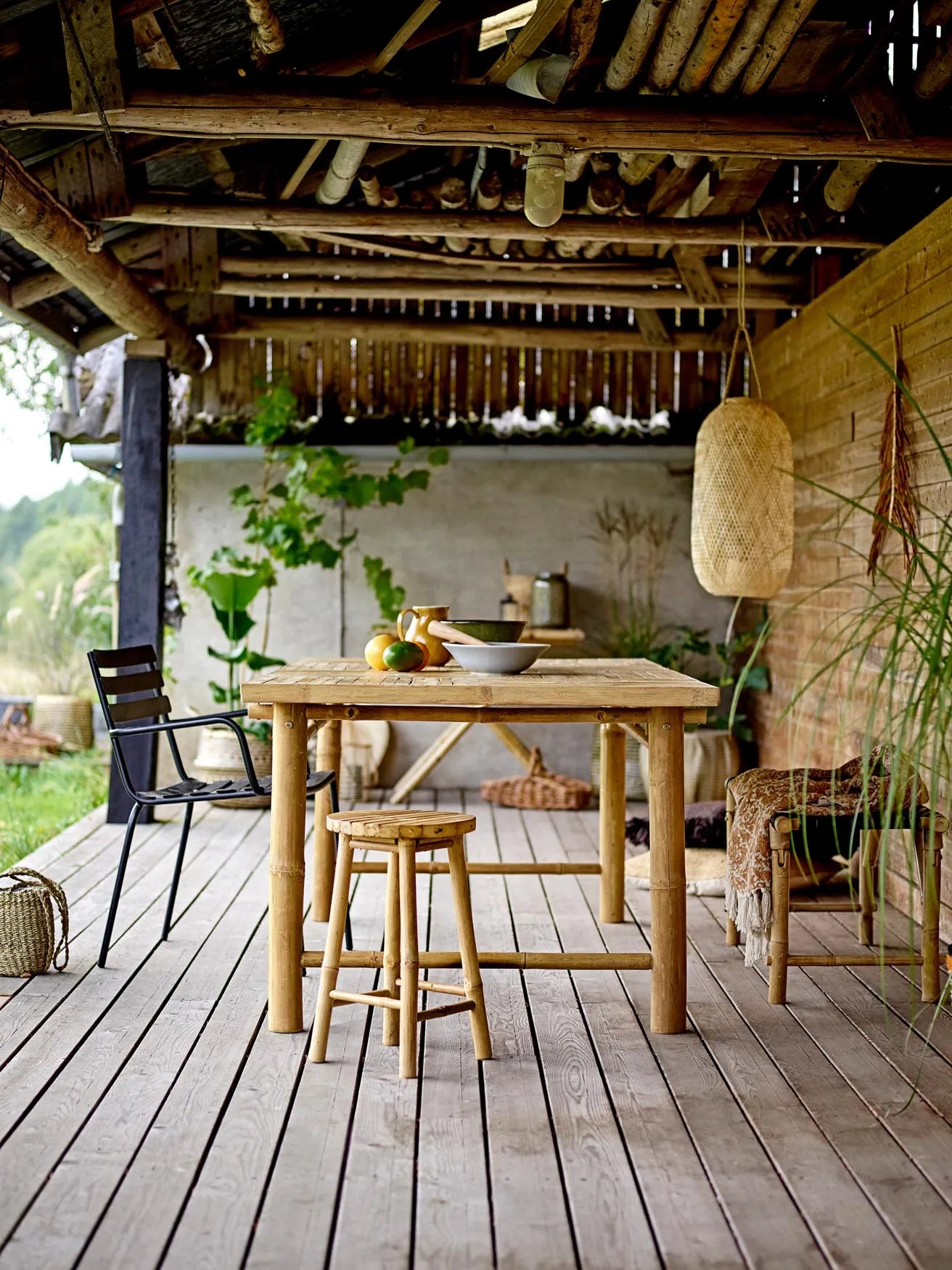 Eleganter, wetterfester Esszimmerstuhl aus verzinktem Eisen, ideal für stilvolle Outdoor-Momente.