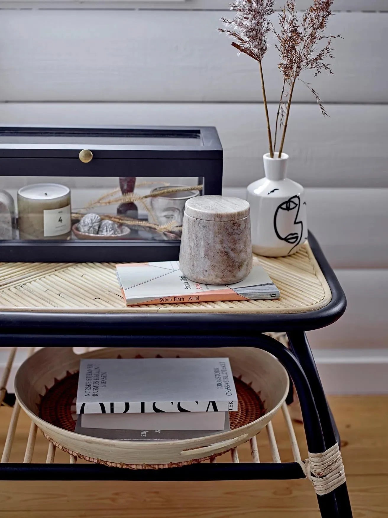 Das Lany Tray von Bloomingville: Elegante Tabletts aus Bambus und Rattan, vereinen Funktionalität und Stil, ideal für Snacks und Deko.