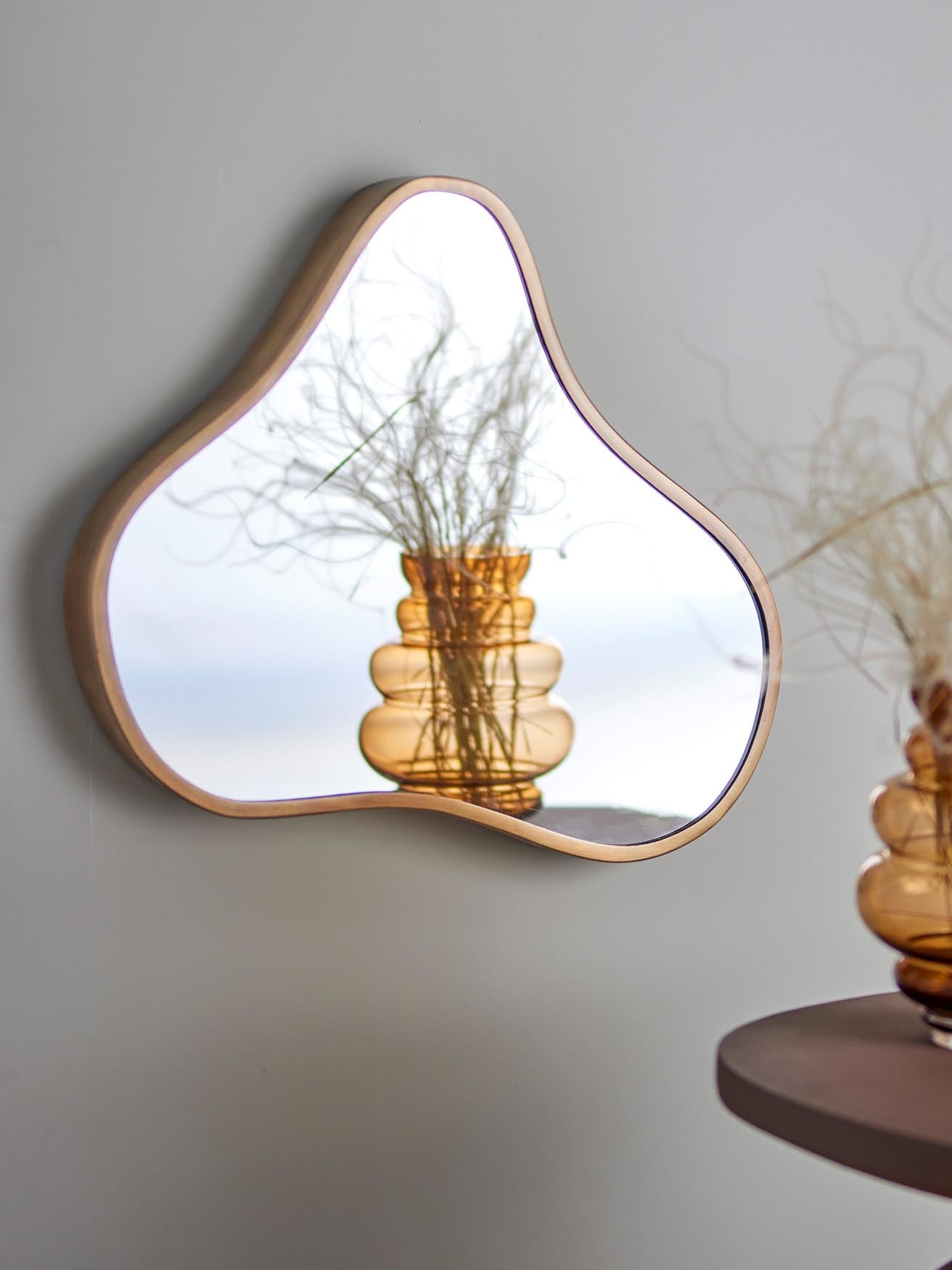 Der Abigail Spiegel von Bloomingville aus hochwertigem Messing und Metall verleiht jedem Raum eine moderne und elegante Note.