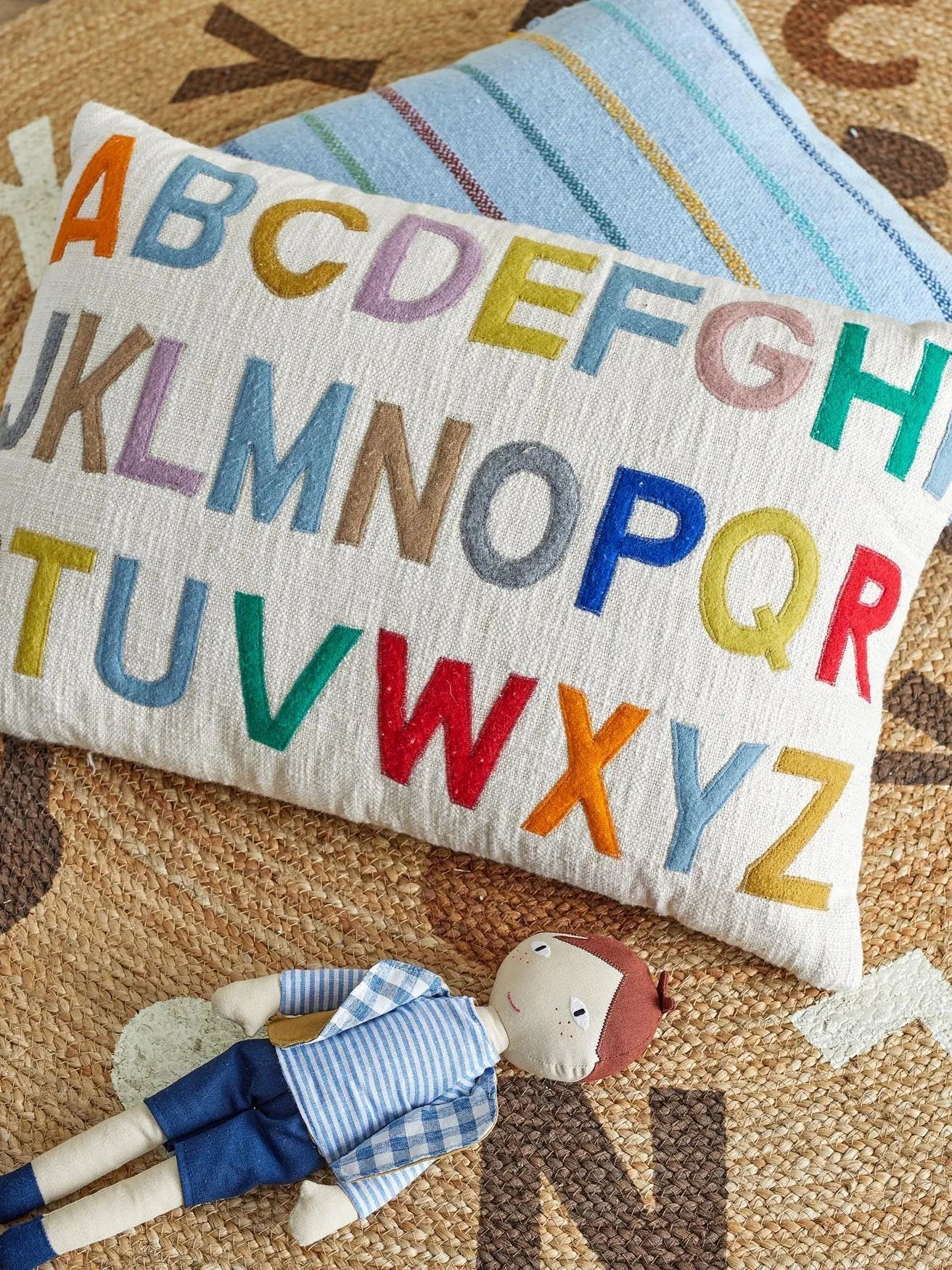 Das Lexi Kissen von Bloomingville Mini aus natürlicher Baumwolle bietet Komfort und Stil für jedes Kinderzimmer.