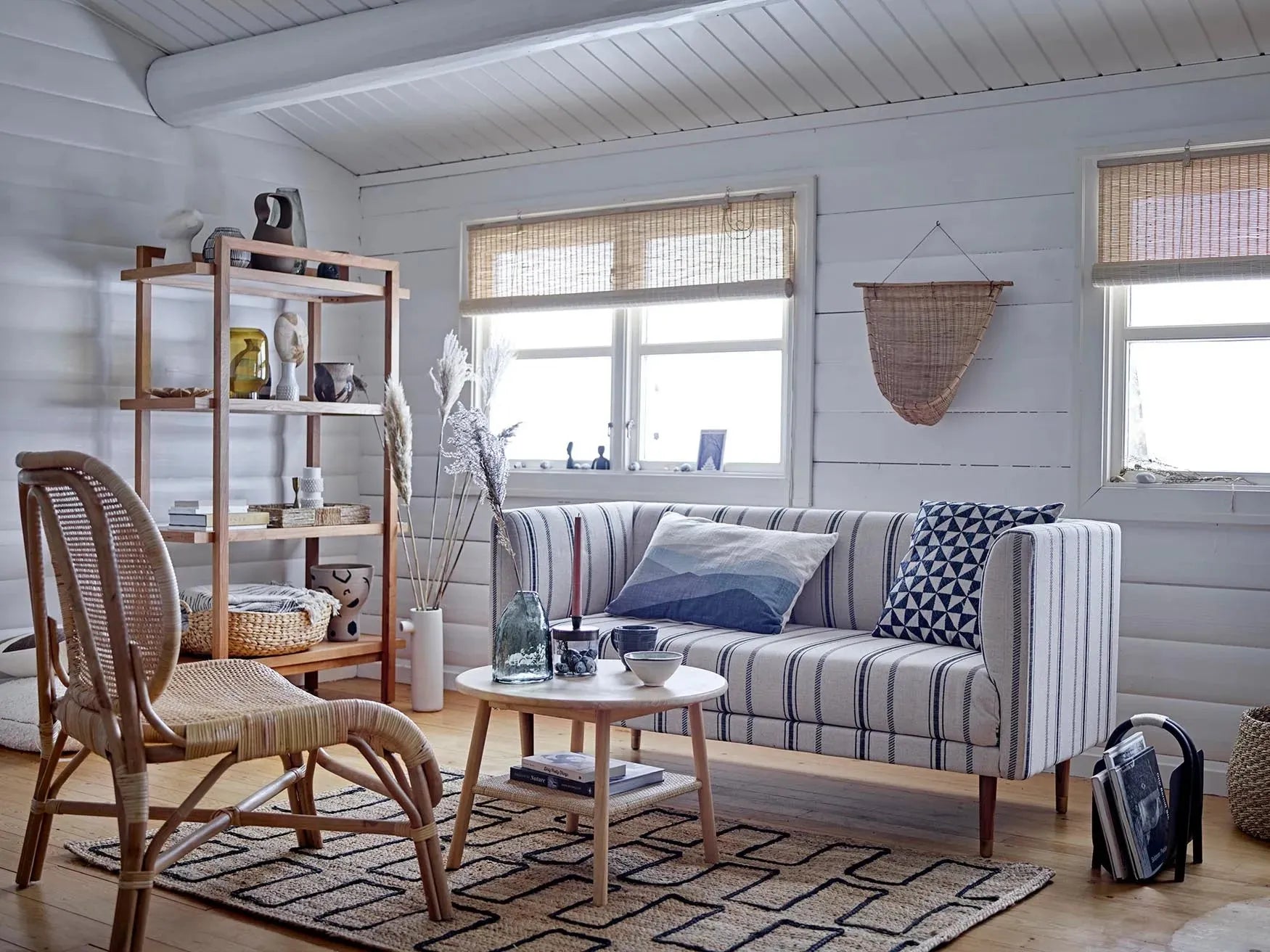 Ein stilvoller Jute-Teppich mit Zickzack-Muster, der natürliche Eleganz und Langlebigkeit in Ihr Zuhause bringt.