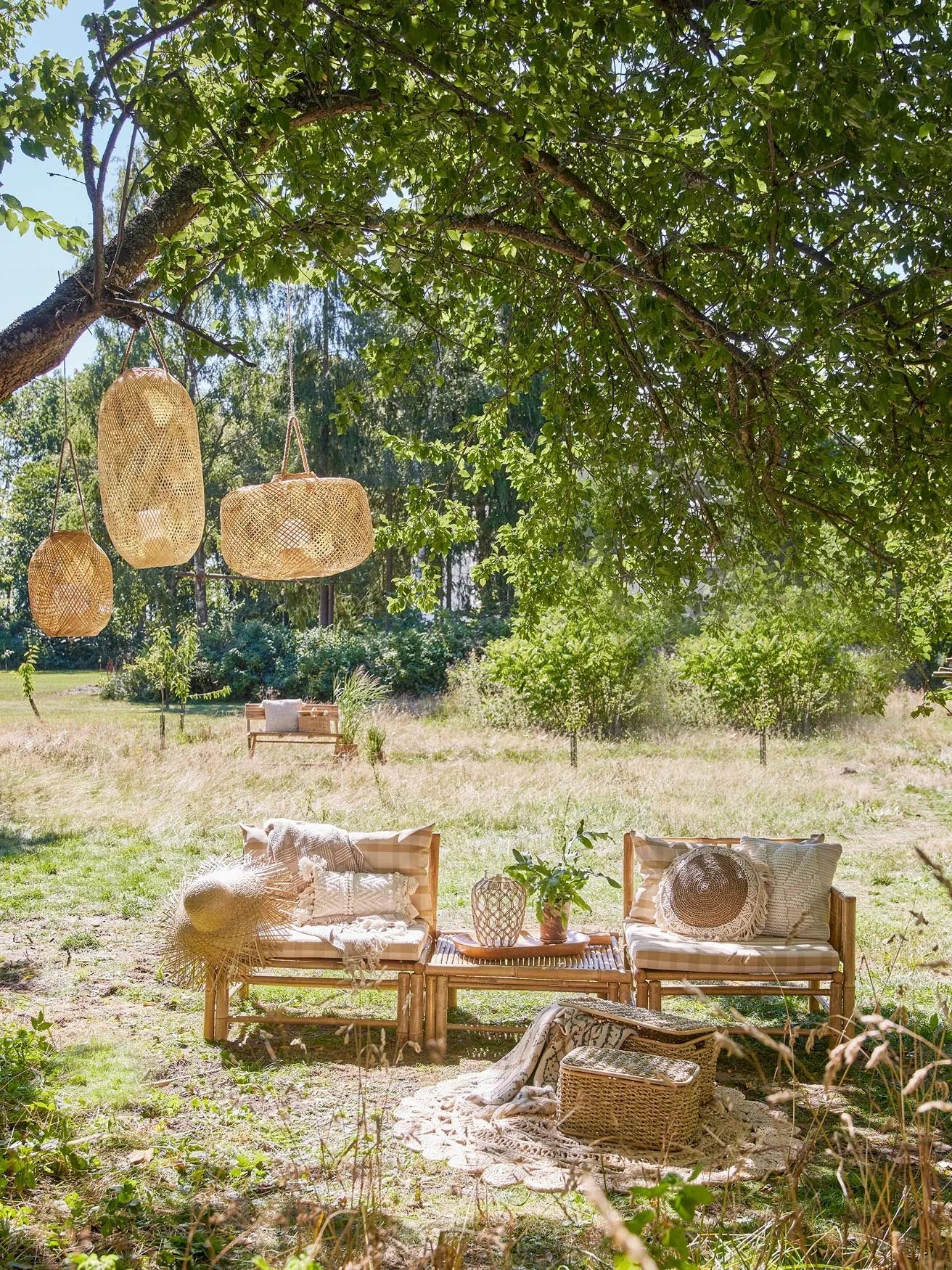 Elegantes Bambus-Modul-Sofa mit skandinavischem Flair, ideal für individuelle Outdoor-Kombinationen.