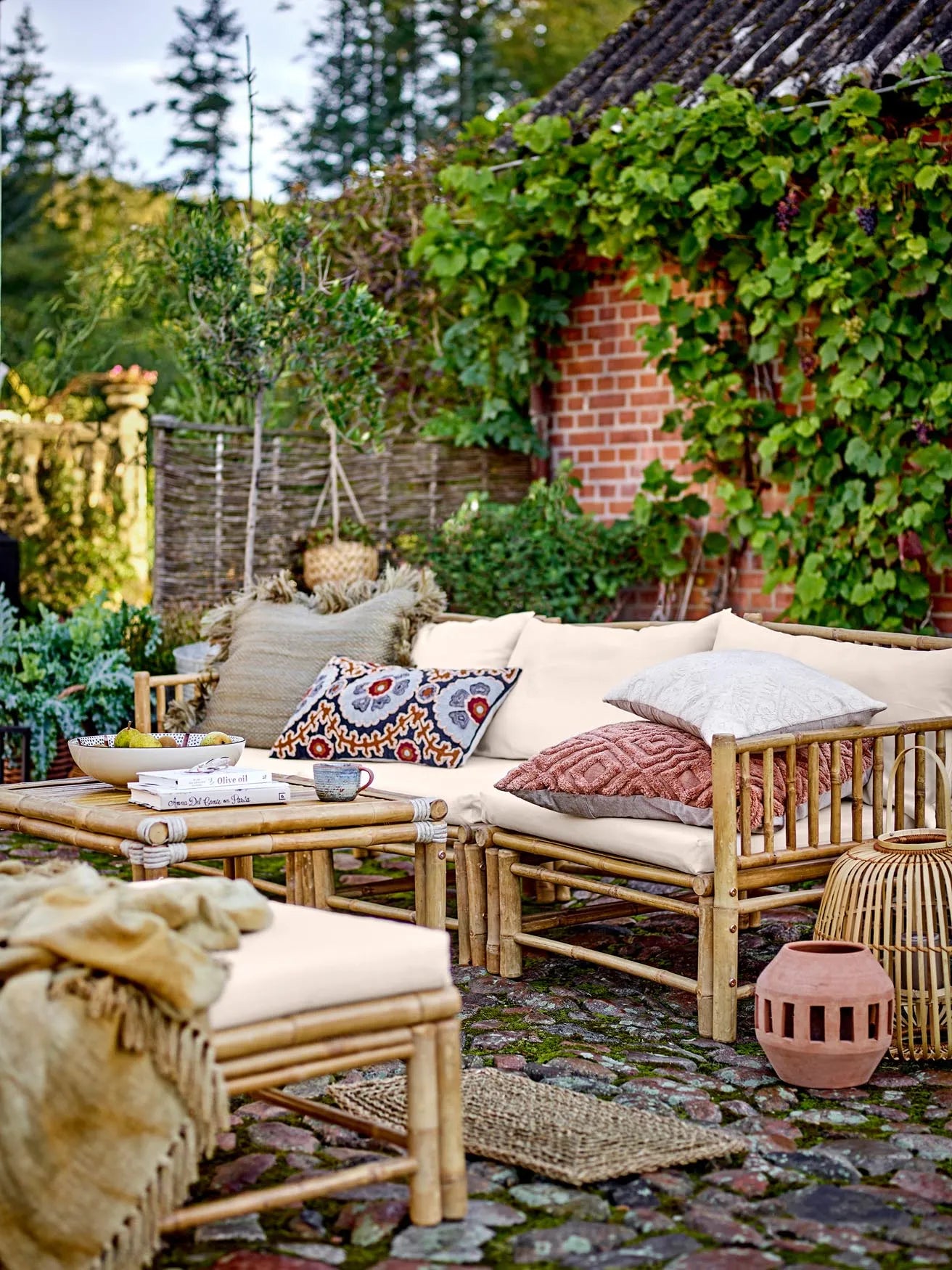 Elegantes Bambus-Modul-Sofa mit skandinavischem Flair, ideal für individuelle Outdoor-Kombinationen.