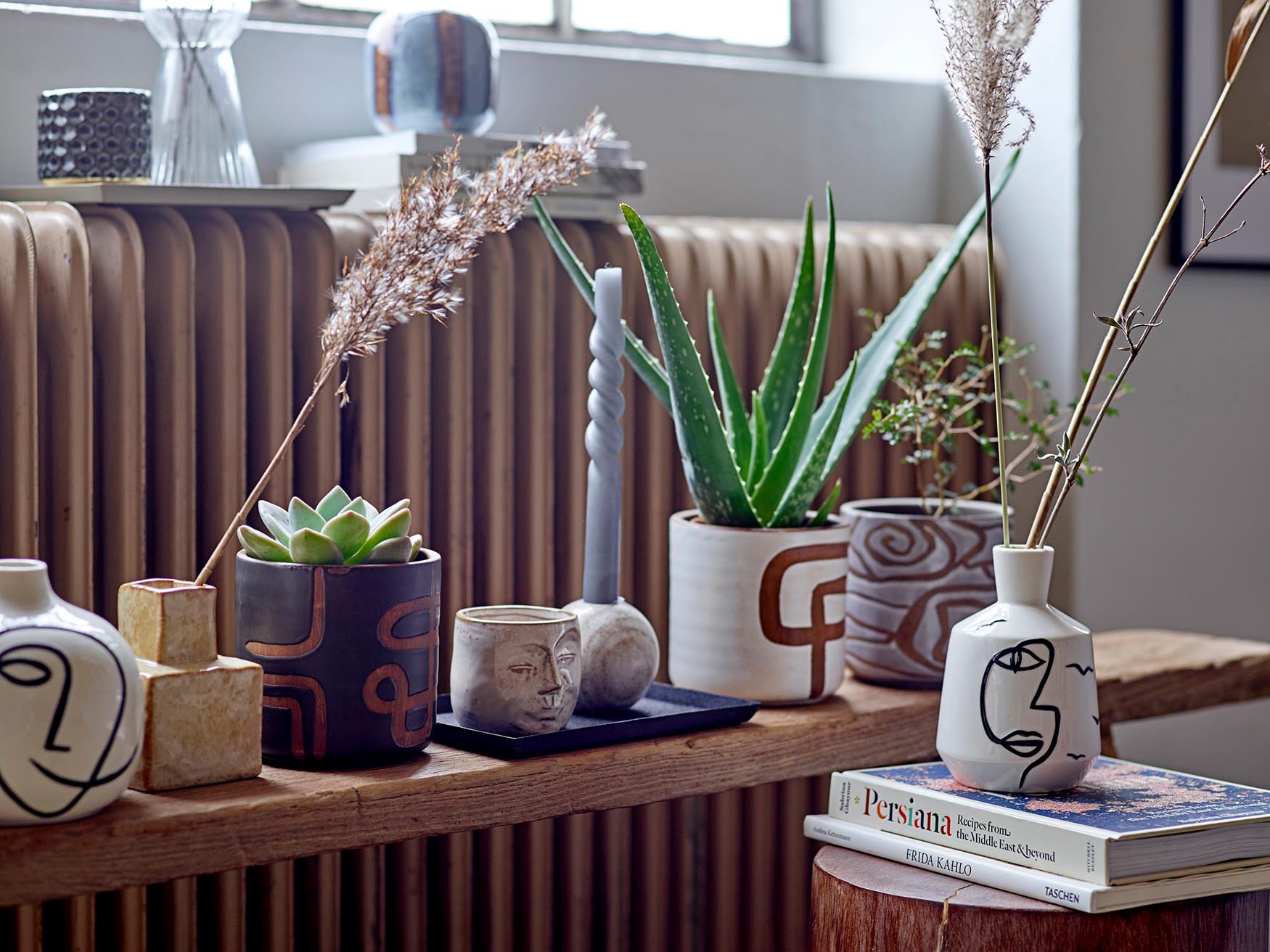 Abas Deko-Blumentopf, Braun, Terrakotta in Brown präsentiert im Onlineshop von KAQTU Design AG. Blumentopf ist von Bloomingville