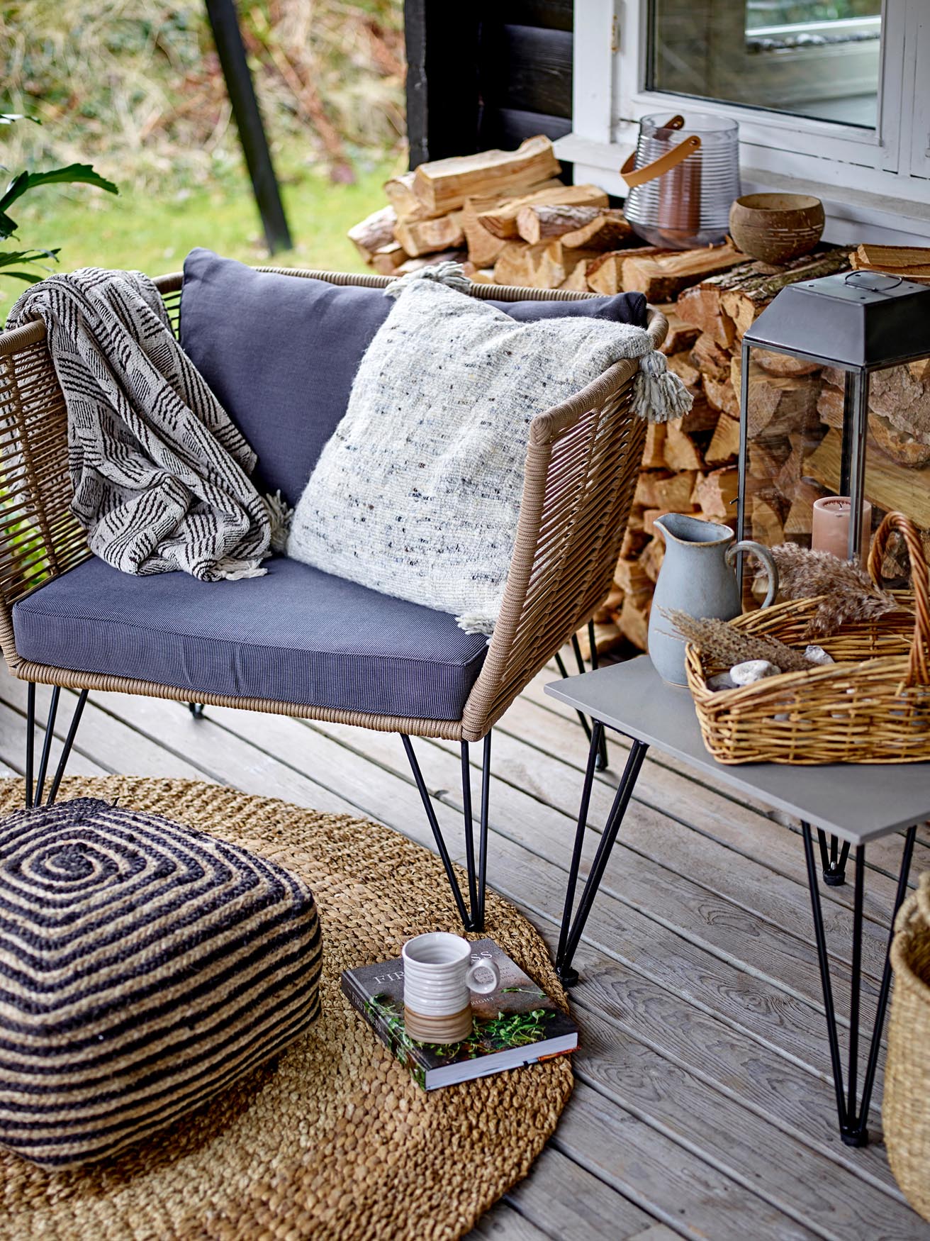 Moderner Mundo Couchtisch von Bloomingville in grauer Betonoptik, ideal für zeitgemäße Wohnräume und stilvolles Ambiente.