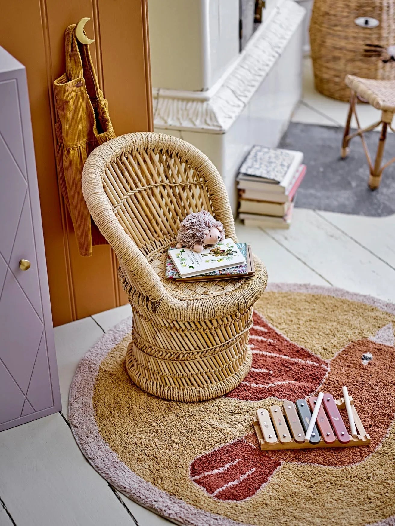 Elegantes, hellviolettes Regal aus MDF mit geprägtem Muster und Messinggriff, ideal für stilvolle Aufbewahrung.