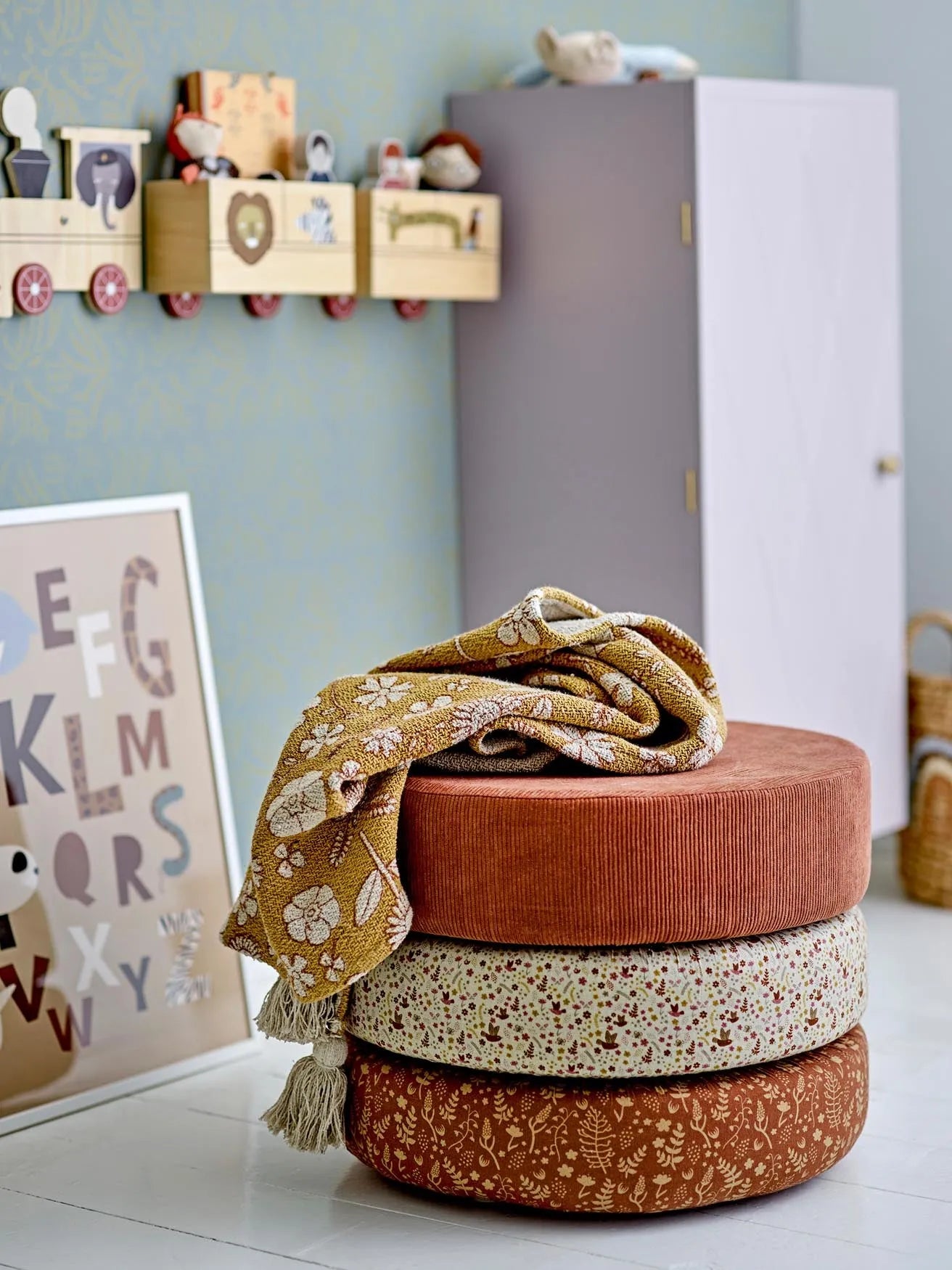 Elegantes, hellviolettes Regal aus MDF mit geprägtem Muster und Messinggriff, ideal für stilvolle Aufbewahrung.