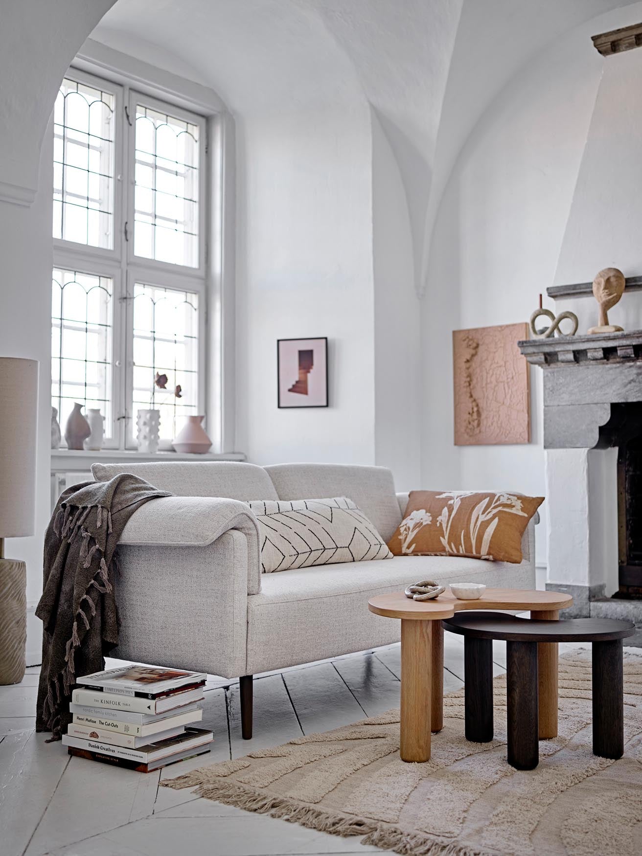 Eleganter Couchtisch aus Gummibaumholz in natürlichem Design, perfekt für ein stilvolles und modernes Wohnzimmer.