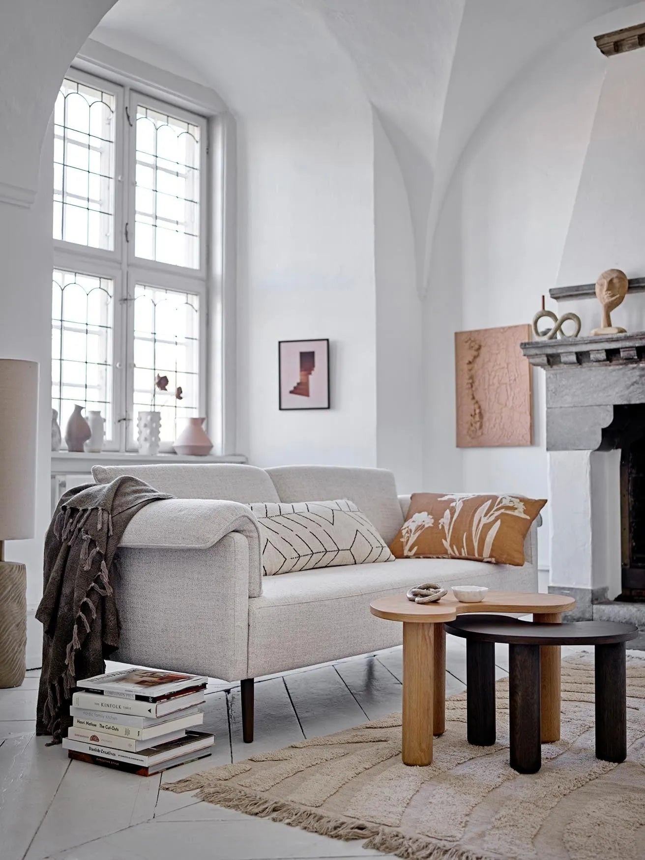Eleganter Couchtisch aus Gummibaumholz, robust und nachhaltig, ideal für moderne Wohnräume.