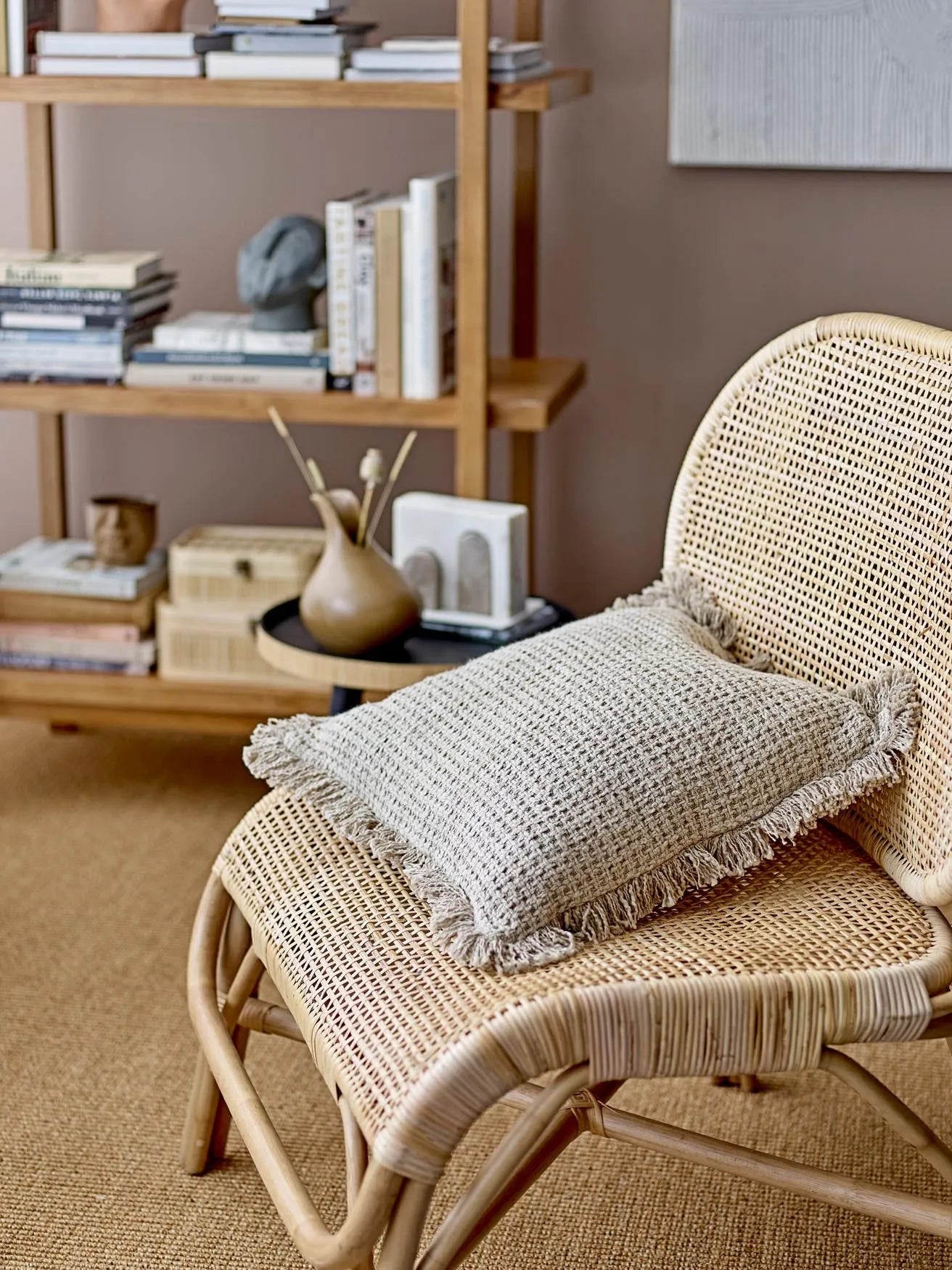 Der Rosen Loungesessel von Bloomingville: Eleganz und Komfort aus natürlichem Rattan, perfekt für stilvolle Entspannung in jedem Raum.