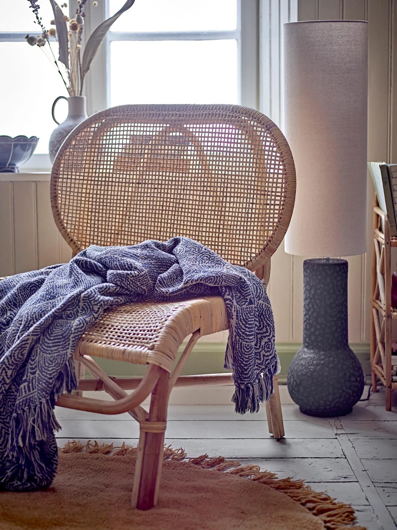 Der Rosen Loungesessel von Bloomingville: Eleganz und Komfort aus natürlichem Rattan, perfekt für stilvolle Entspannung in jedem Raum.